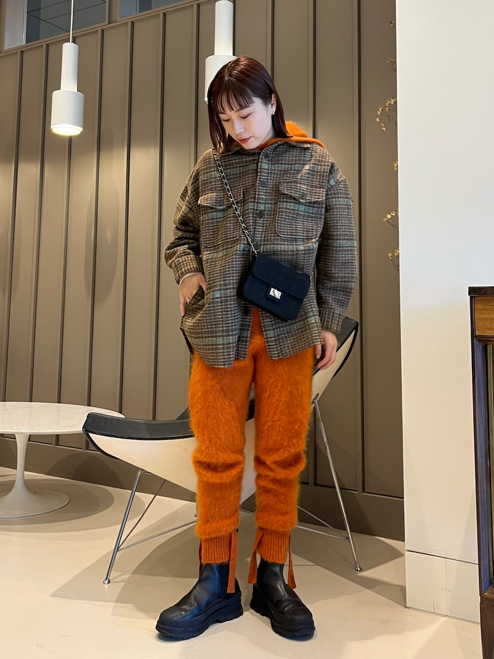 「ニット、セットアップ、ブーツ、レザー、ショルダーバッグ、レイヤードスタイル、厚底シューズ、オトナカジュアル、秋冬コーデ、WEARハロウィン2022」｜「Ray BEAMSのREMME / サイドゴア ブーツ（ブーツ、ブラック系）」を使った、しばさん（骨格ナチュラル・レディース・162cm）の秋コーディネートの2枚目の写真
