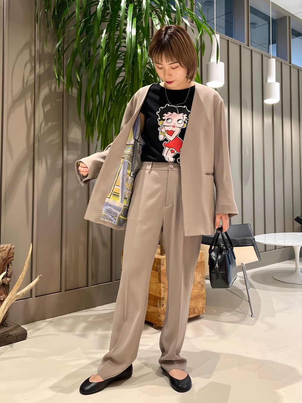 「BEAMS BOY、ボストンバッグ、春コーデ、セットアップ、レイヤードスタイル、プリントT、ootd、カジュアルコーデ、オトナ女子、おしゃれさんと繋がりたい、いいね、save、フォローお願いします🤑、バレエシューズ、ジャケット、きれいめカジュアル、タックイン」｜「BEAMS BOYのSCREEN STARS × Betty Boop × maturely / 別注 ノースリーブ Tシャツ（Tシャツ/カットソー、ブラック系）」を使った、しばさん（レディース・162cm）の春コーディネートの2枚目の写真