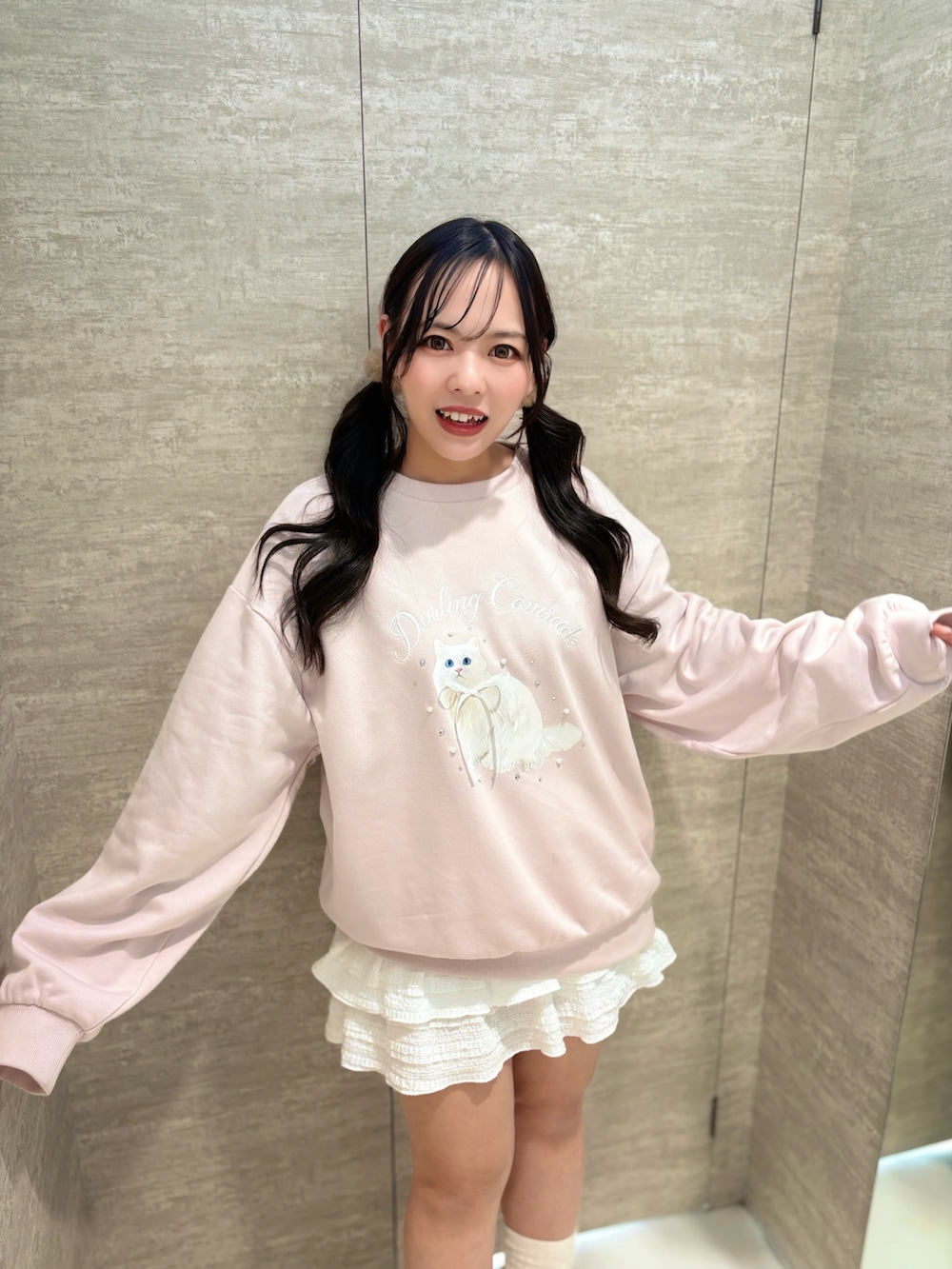 ピンク系のTシャツ/カットソー、ホワイト系のスカートを着用したレディースの冬コーディネートの3枚目の写真