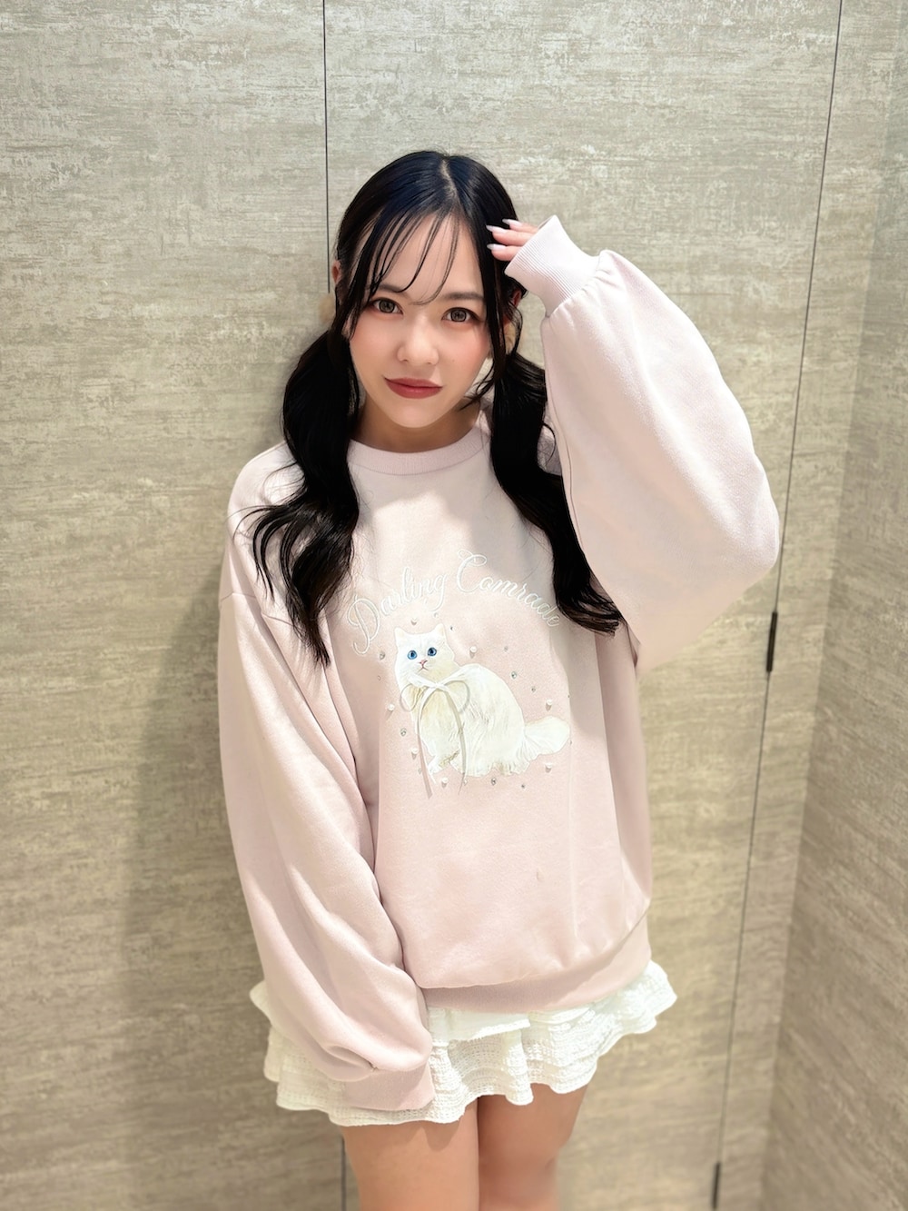 ピンク系のTシャツ/カットソー、ホワイト系のスカートを着用したレディースの冬コーディネートの2枚目の写真