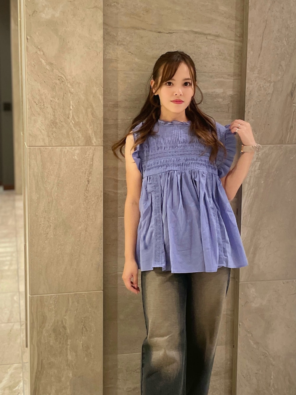 ブルー系のデニムパンツ、ブルー系のシャツ/ブラウスを着用したレディースの夏コーディネートの2枚目の写真