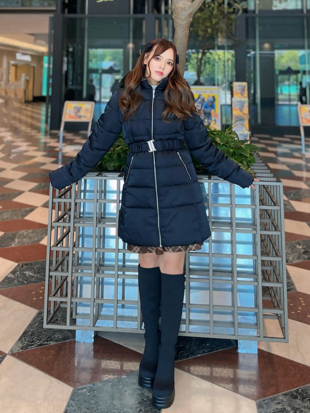 ブラック系のダウンジャケット/コートを着用したレディースの秋コーディネートの3枚目の写真