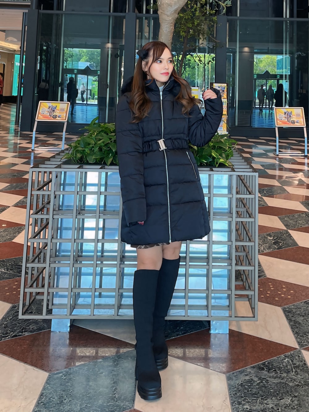 ブラック系のダウンジャケット/コートを着用したレディースの秋コーディネートの2枚目の写真