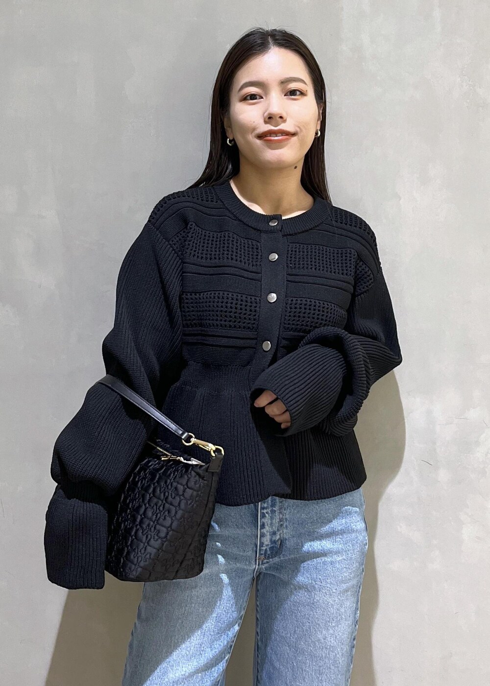 「ROLLAS、ローラス、ローラスデニム、GANNI、ガニー、WEB限定、WEB限定商品、WEB限定アイテム、AER、ペプラム、デニム、バッグ、ハンドバッグ、ブーツ、ブラックコーデ」｜「ADAM ET ROPE'のラムレザーミドルブーツ（ブーツ、ブラック系）」を使った、adamtanakaさん（レディース・158cm）の冬コーディネートの6枚目の写真