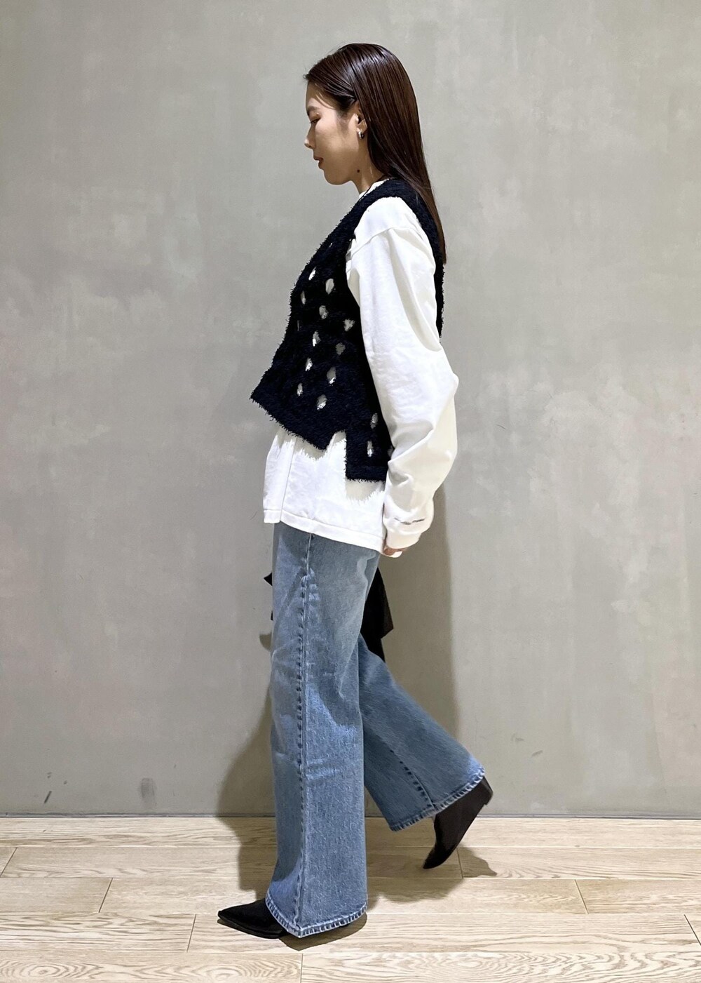 「24ss春の新作、AER、WEB限定、WEB限定商品、WEB限定アイテム、JANESMITH、ジェーンスミス、ROLLAS、ローラス、ローラスデニム、別注、BenAmun、AMOMENTO、アモーメント、プリントT」｜「ROLLA'Sの【ROLLA'S for ADAM ET ROPE'】別注 EASTCOAST FLARE ANKLE（デニムパンツ、ブルー系）」を使った、adamtanakaさん（レディース・158cm）の冬コーディネートの3枚目の写真