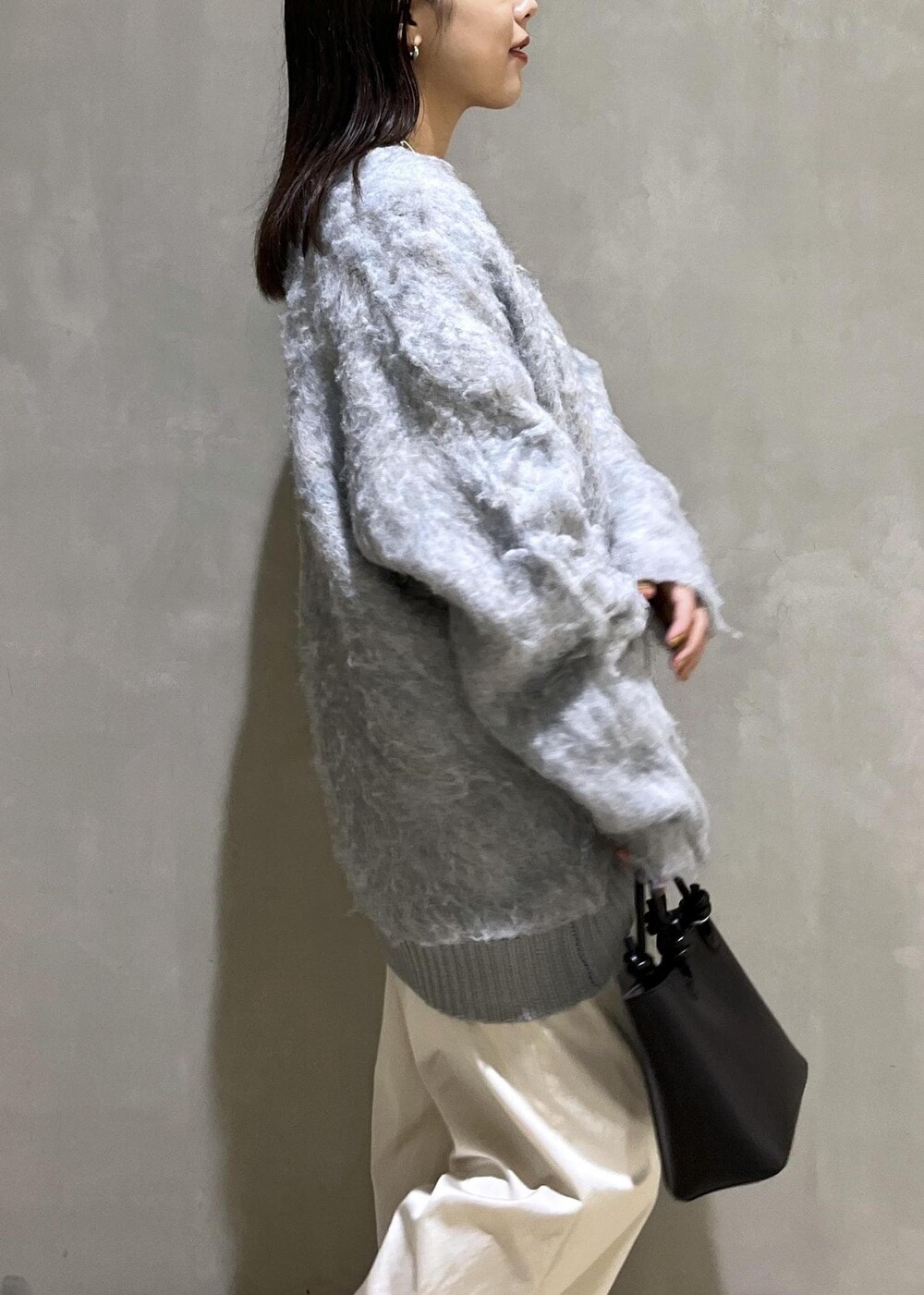 「バッグ、WEB限定、WEB限定商品、WEB限定アイテム、グレー、ADAM ET ROPÉ、FEMME、SDGs、サステナブル、骨格ストレート、イエベ、きれいめカジュアル、大人カジュアル、レイヤード、秋」｜「ADAM ET ROPE'のノットハンドルミニバッグ（ハンドバッグ、ブラック系）」を使った、adamtanakaさん（レディース・158cm）の秋コーディネートの7枚目の写真