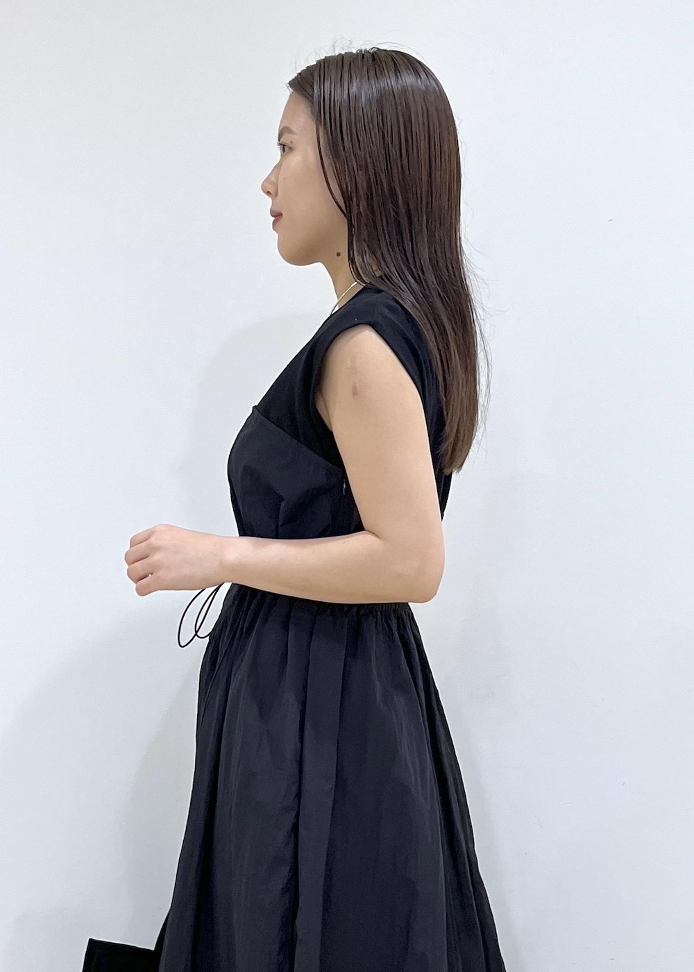 「ワンピース、サンダル、ブラックコーデ、バッグ、トートバッグ、IDEA、アイデア、ブラック、モード、ADAM ET ROPÉ、FEMME、SDGs、サステナブル、骨格ストレート、イエベ」｜「ADAM ET ROPE'のストレッチブーツサンダル（ブーツ、ブラック系）」を使った、adamtanakaさん（レディース・158cm）の夏コーディネートの8枚目の写真