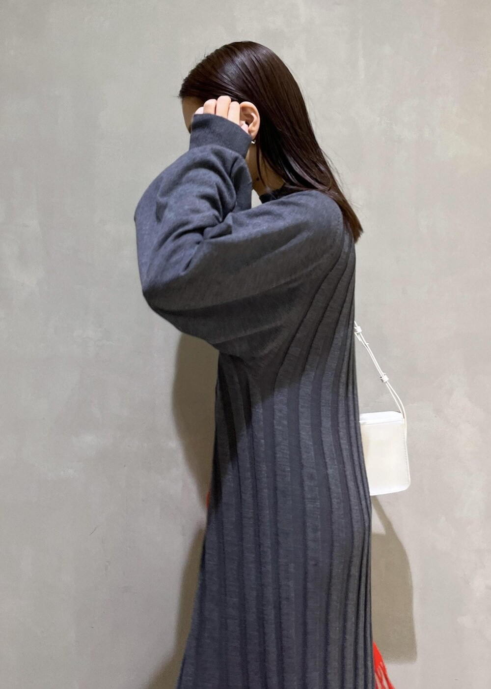 「WEB限定、WEB限定商品、WEB限定アイテム、ニットワンピース、バッグ、マフラー、アクセサリー、ネックレス、グレー、ニット、ロング、ワンピース、プリーツ、マキシ、ブーツ」｜「ADAM ET ROPE'のエナメルウォレットショルダーバッグ（ショルダーバッグ、ホワイト系）」を使った、adamtanakaさん（レディース・158cm）の秋コーディネートの9枚目の写真