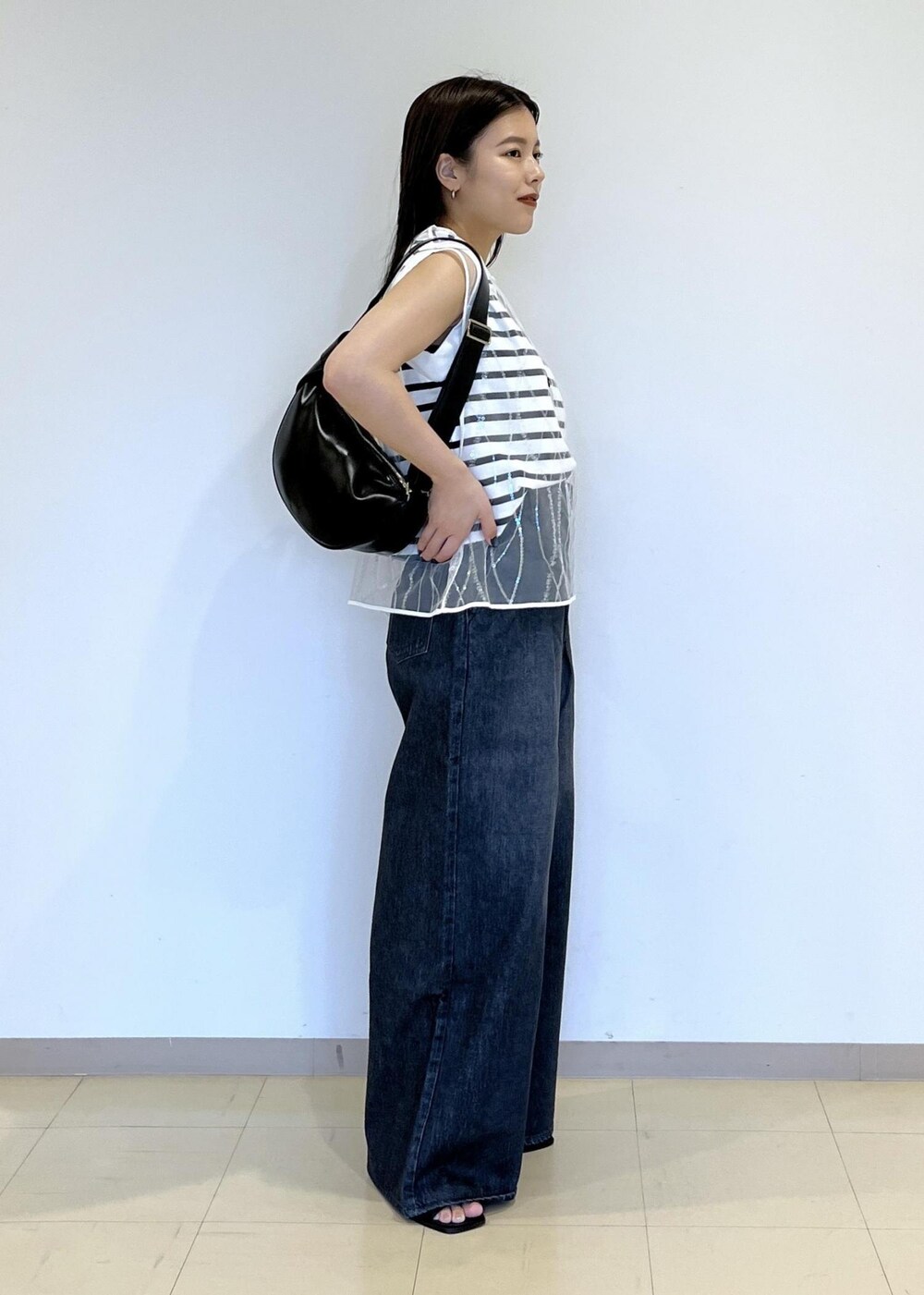 「NEEDBY、ニードバイ、バッグ、Benamun、24ss夏の新作、別注、ブラック、ホワイト、カットソー、デニム、ワイド、ADAM ET ROPÉ、FEMME、SDGs、サステナブル」｜「ADAM ET ROPE'のストレッチブーツサンダル（ブーツ、ブラック系）」を使った、adamtanakaさん（レディース・158cm）の夏コーディネートの5枚目の写真