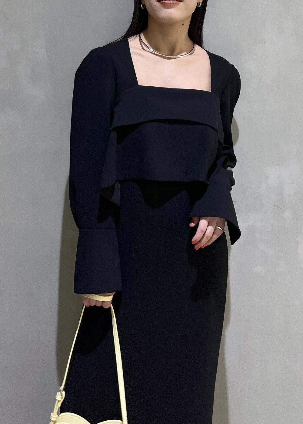 シルバー系のパンプスを着用したレディースの冬コーディネートの6枚目の写真