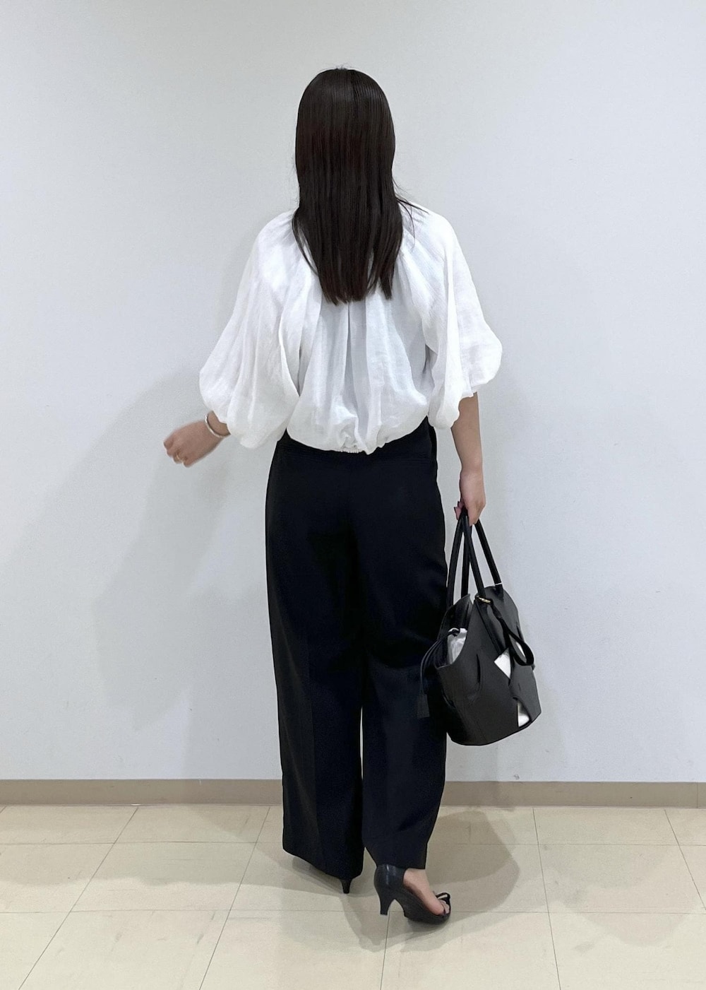 「サンダル、バッグ、ADAM ET ROPÉ、FEMME、SDGs、サステナブル、骨格ストレート、イエベ、きれいめ、モード、仕事着、通勤、夏、夏コーデ、夏ファッション」｜「ADAM ET ROPE'の【サステナブル】ナロークロスストラップサンダル（サンダル、ブラック系）」を使った、adamtanakaさん（レディース・158cm）の夏コーディネートの4枚目の写真