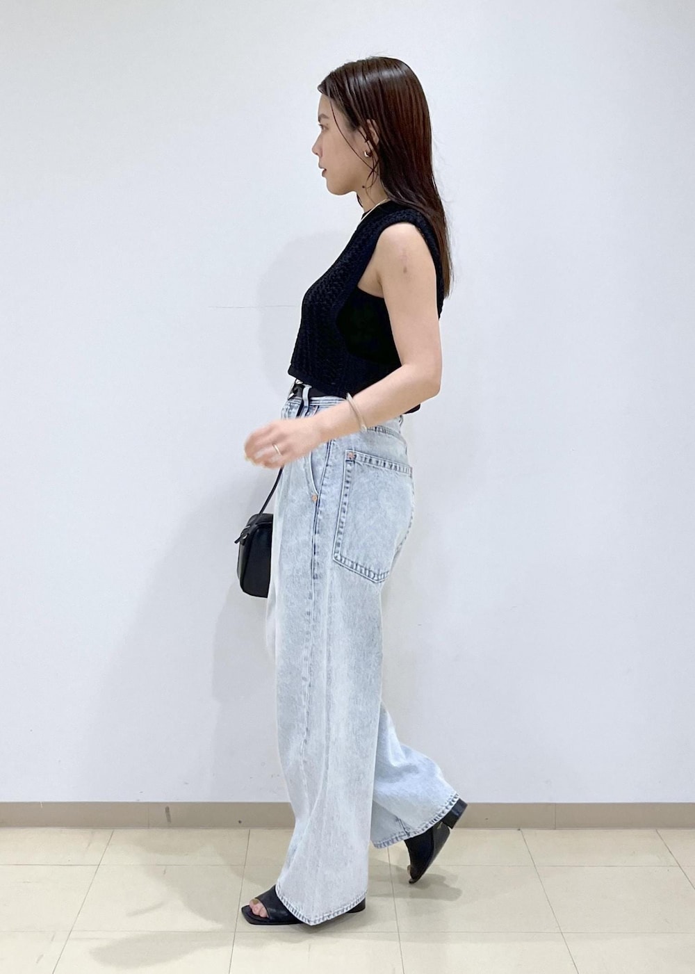 「デニム、サンダル、ブーツ、ベルト、バッグ、ハンドバッグ、ブラックコーデ、ブラック、メッシュ、24ss春の新作、24ss夏の新作、ADAM ET ROPÉ、FEMME、SDGs、サステナブル」｜「ADAM ET ROPE'のストレッチブーツサンダル（ブーツ、ブラック系）」を使った、adamtanakaさん（レディース・158cm）の春コーディネートの3枚目の写真