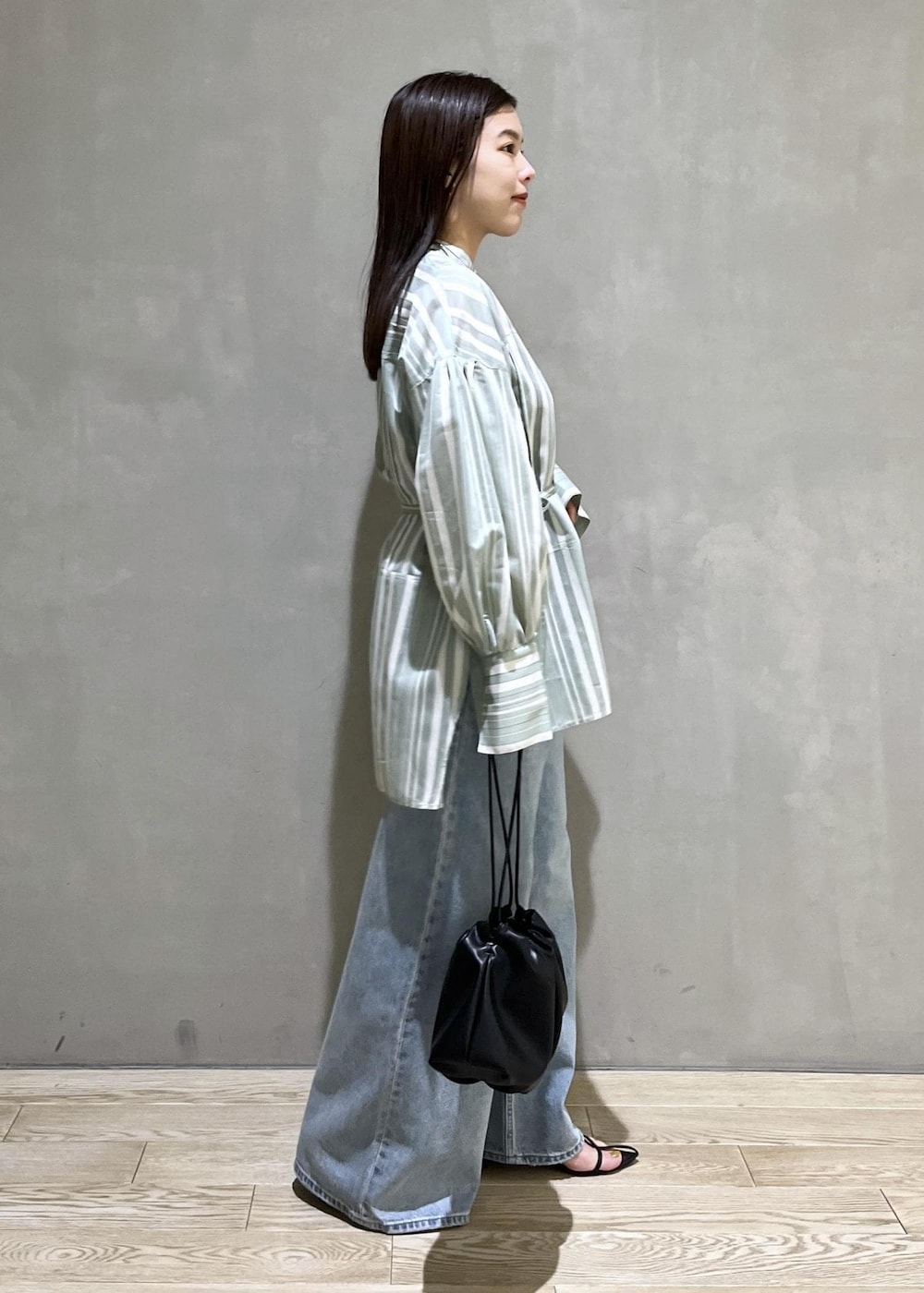 「24ss春の新作、WEB限定、WEB限定商品、WEB限定アイテム、シャツ、チュニックシャツ、デニム、Levis、リーバイス、別注、BIOTOP、サンダル、バッグ、ショルダーバッグ、ストライプ」｜「ADAM ET ROPE'の【サステナブル】ナロークロスストラップサンダル（サンダル、ブラック系）」を使った、adamtanakaさん（レディース・158cm）の春コーディネートの3枚目の写真