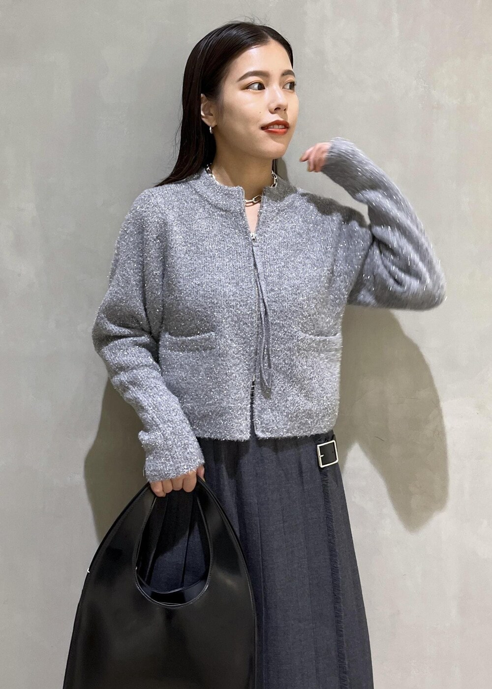 「ロングブーツ、ラメ、WEB限定、WEB限定商品、WEB限定アイテム、アクセサリー、ネックレス、シルバー、ブラック、ハンドバッグ、グレー、ニット、スカート、プリーツ、膝丈」|「O'NEIL of DUBLINの【O'Neil of Dublin for ADAM ET ROPE'】FASHION MIDI SKIRT(スカート、グレー系)」を使った、adamtanakaさん(レディース・158cm)の秋コーディネートの6枚目の写真