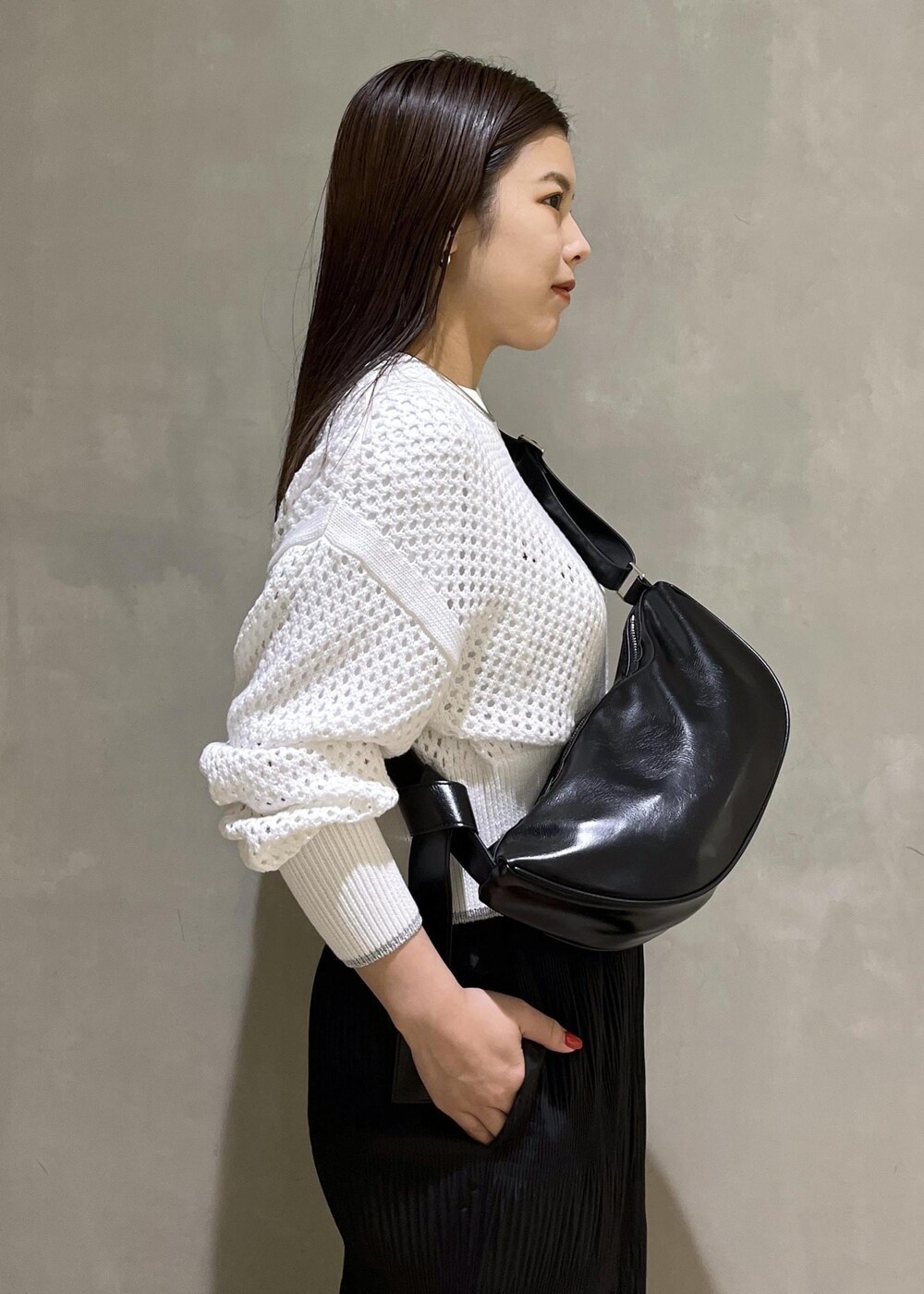 「24ss春の新作、WEB限定、WEB限定商品、WEB限定アイテム、tangtang、タンタン、Tシャツ、モノトーン、メッシュ、ニット、スカート、ロングスカート、スニーカー、LACOSTE、ラコステ」｜「ADAM ET ROPE'の【サステナブル】ムスビショルダーバッグ（ショルダーバッグ、ブラック系）」を使った、adamtanakaさん（レディース・158cm）の春コーディネートの7枚目の写真
