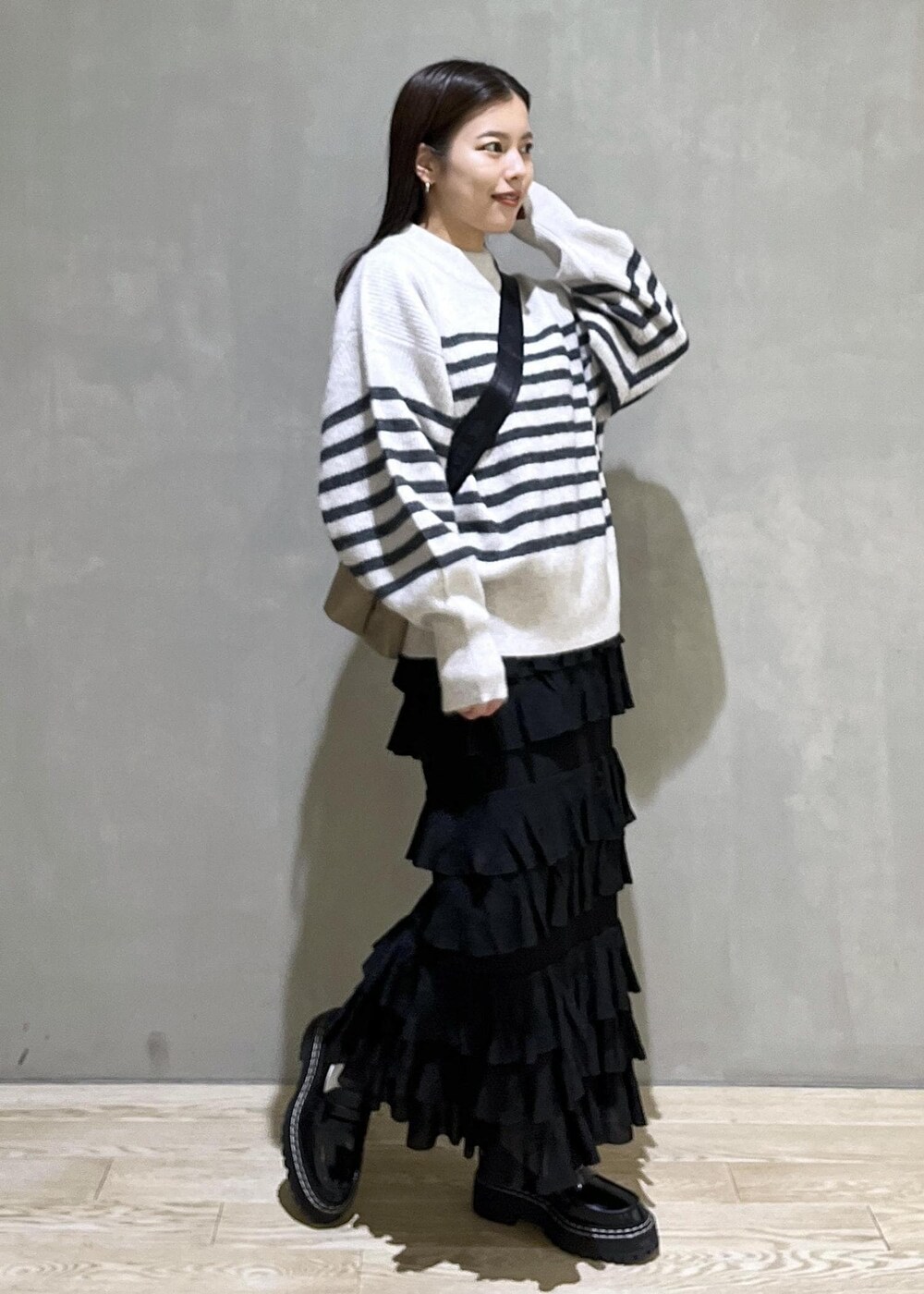 「バッグ、proenzaschouler、プロエンザスクーラー、ふわふわニット、WEB限定、WEB限定商品、WEB限定アイテム、SNaPMeAward23w、ニット、ボーダー、スカート、ローファー、ADAM ET ROPÉ、FEMME、SDGs」｜「ADAM ET ROPE'の【WEB限定】FOXWOOLミックス畦ニットプルオーバー（ニット/セーター、グレー系）」を使った、adamtanakaさん（レディース・158cm）の冬コーディネートの2枚目の写真