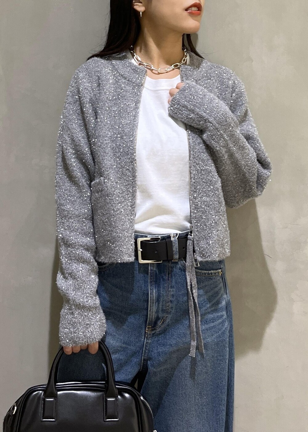 「ボストンバッグ、バッグ、ベルト、ラメ、シルバー、tangtang、タンタン、WEB限定、WEB限定商品、WEB限定アイテム、ブラック、ハンドバッグ、ホワイト、長袖、Tシャツ」|「TANGTANGの【TANG TANG】INSIDEOUT Tee(Tシャツ/カットソー、ホワイト系)」を使った、adamtanakaさん(レディース・158cm)の秋コーディネートの6枚目の写真