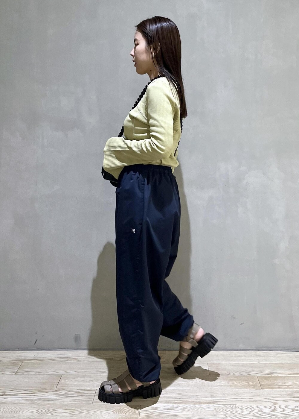 「24ss春の新作、AER、WEB限定、WEB限定商品、WEB限定アイテム、PARROTTCANVAS、パロットキャンバス、ロンT、カットソー、グリーン、ネイビー、パンツ、ナイロンパンツ、バッグ、ショルダーバッグ」｜「ADAM ET ROPE'の【サステナブル】カスタムショルダーバッグ（ショルダーバッグ、ブラック系）」を使った、adamtanakaさん（レディース・158cm）の冬コーディネートの2枚目の写真