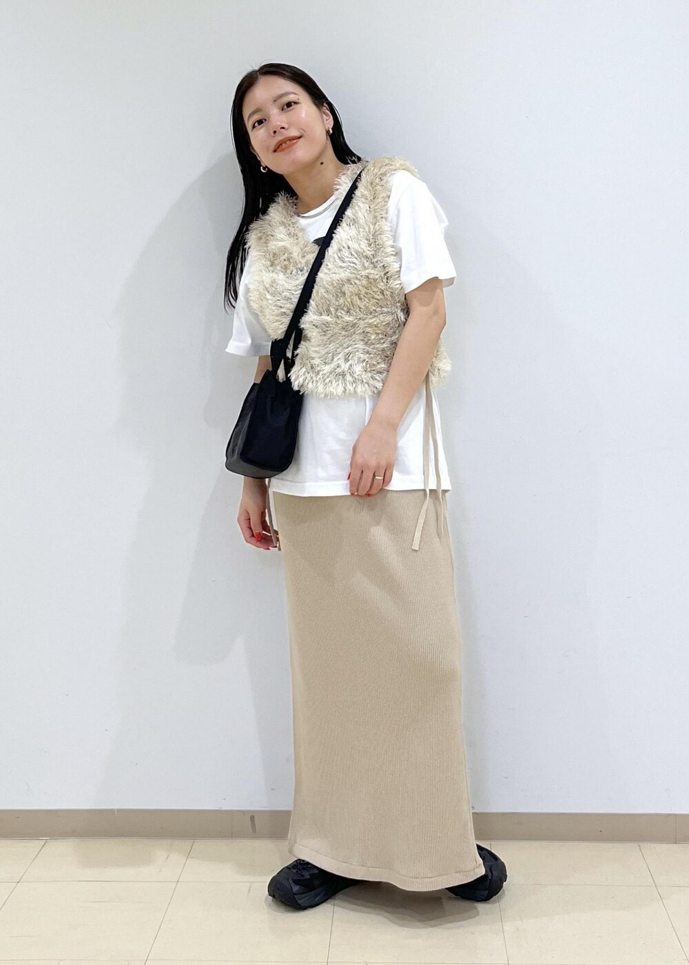 「ニット、フワフワ、ブラック、ロゴ、Tシャツ、半袖、夏コーデ、初秋コーデ、お出かけコーデ、大人カジュアル、レイヤード、スカートスタイル、ワントーンコーデ、カジュアルコーデ、ADAM ET ROPÉ」｜「MILLERの【Miller for ADAM ET ROPE'】別注WAFFLE SKIRT（スカート、ベージュ系）」を使った、adamtanakaさん（レディース・158cm）の夏コーディネートの2枚目の写真