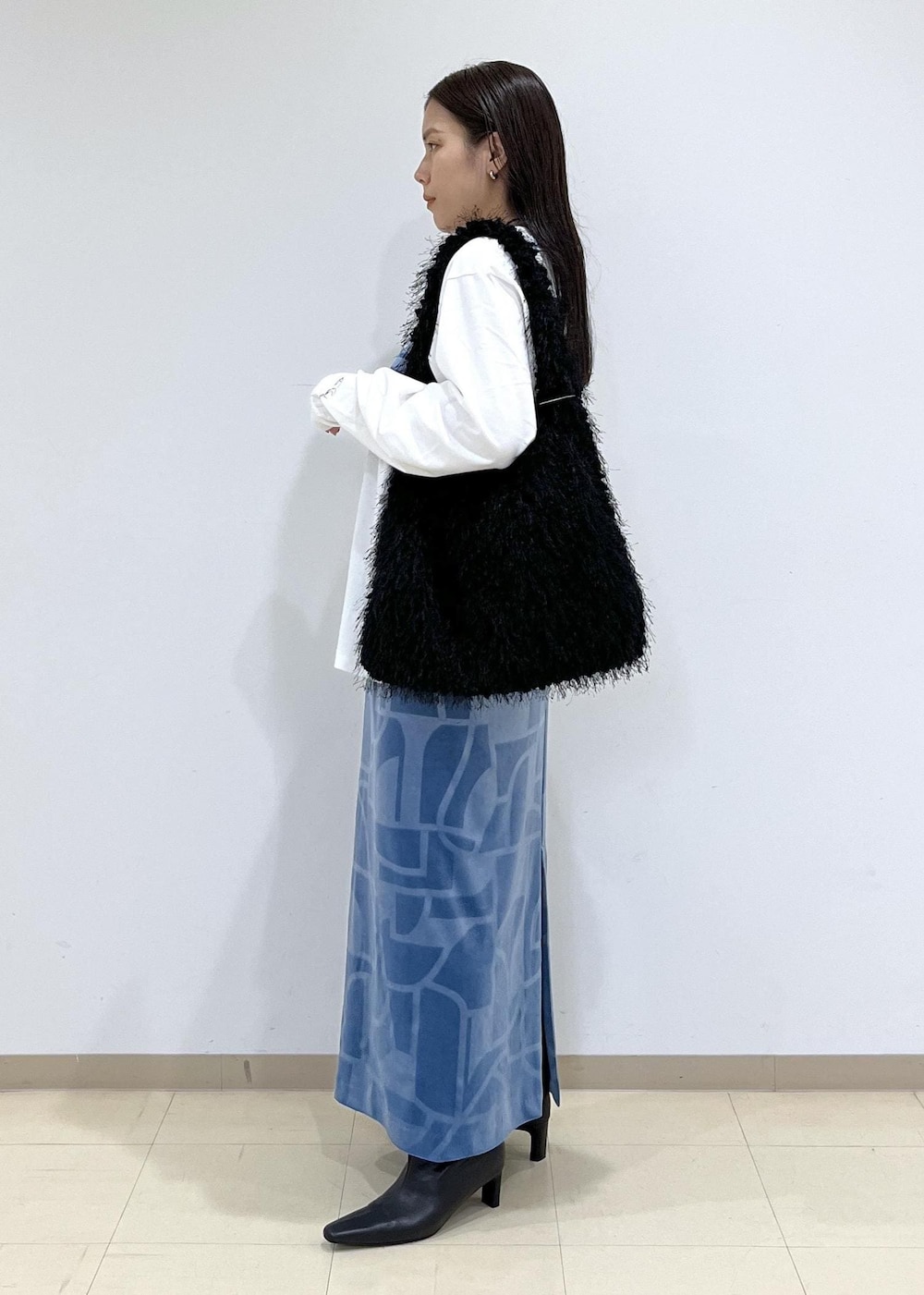 「ジェーンスミス、JANESMITH、クルーネック、プリント、ブルー、ロング、タイトスカート、ヒール、初秋コーデ、秋コーデ、デートコーデ、お出かけコーデ、モード、大人カジュアル、スカートスタイル」|「ADAM ET ROPE'の【洗える】エンボスベロアスカート(スカート、ブルー系)」を使った、adamtanakaさん(レディース・158cm)の夏コーディネートの4枚目の写真