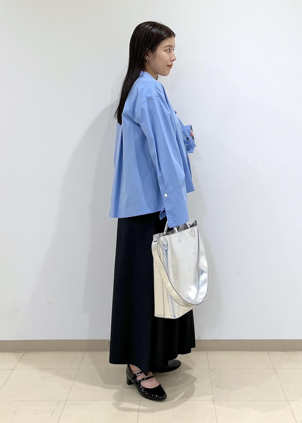 「ショルダーバッグ、シルバー、ハンドバッグ、ブルー、長袖、シャツ、ブラック、ロング、ヒール、リボン、初秋コーデ、秋コーデ、お出かけコーデ、モード、スカートスタイル」｜「ADAM ET ROPE'の【A4・PC対応】ダブルポケットトートバッグ（トートバッグ、シルバー系）」を使った、adamtanakaさん（レディース・158cm）の夏コーディネートの5枚目の写真