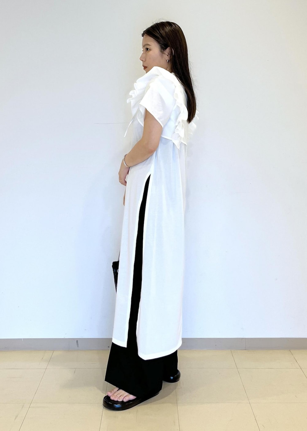 「24ss夏の新作、ワンピ、バッグ、ビゴター、BIGOTRE、ホワイト、ワンピース、パンツ、サンダル、ADAM ET ROPÉ、FEMME、SDGs、サステナブル、骨格ストレート、イエベ」|「ADAM ET ROPE'の【BIGOTRE(ビゴター)】PURSE METAL MINI(ハンドバッグ、ブラック系)」を使った、adamtanakaさん(レディース・158cm)の夏コーディネートの3枚目の写真