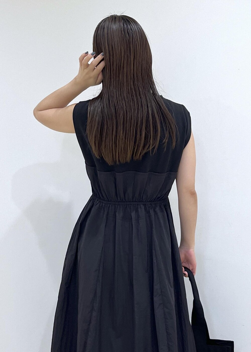 「ワンピース、サンダル、ブラックコーデ、バッグ、トートバッグ、IDEA、アイデア、ブラック、モード、ADAM ET ROPÉ、FEMME、SDGs、サステナブル、骨格ストレート、イエベ」｜「ADAM ET ROPE'のストレッチブーツサンダル（ブーツ、ブラック系）」を使った、adamtanakaさん（レディース・158cm）の夏コーディネートの9枚目の写真