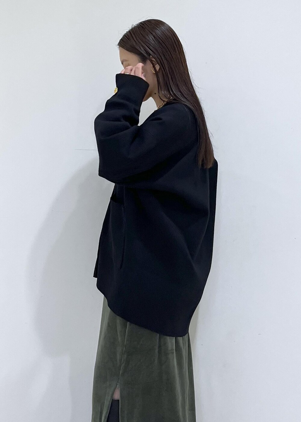 ブラック系のカーディガン/ボレロ、グリーン系のワンピース、ホワイト系のショルダーバッグを着用したレディースの秋コーディネートの8枚目の写真