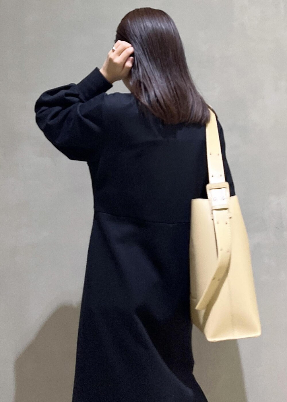 「バッグ、キャミソール、ブラック、ネックレス、アクセサリー、ADAM ET ROPÉ、FEMME、SDGs、サステナブル、骨格ストレート、イエベ、きれいめカジュアル、大人カジュアル、レイヤード、秋」｜「ADAM ET ROPE'の［新色追加］トラックソールストレッチブーツ（ブーツ、ブラック系）」を使った、adamtanakaさん（レディース・158cm）の秋コーディネートの7枚目の写真