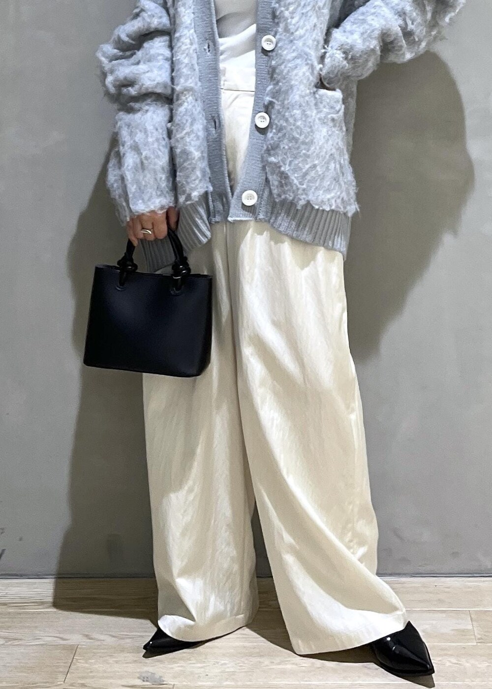 「バッグ、WEB限定、WEB限定商品、WEB限定アイテム、グレー、ADAM ET ROPÉ、FEMME、SDGs、サステナブル、骨格ストレート、イエベ、きれいめカジュアル、大人カジュアル、レイヤード、秋」｜「ADAM ET ROPE'のノットハンドルミニバッグ（ハンドバッグ、ブラック系）」を使った、adamtanakaさん（レディース・158cm）の秋コーディネートの8枚目の写真