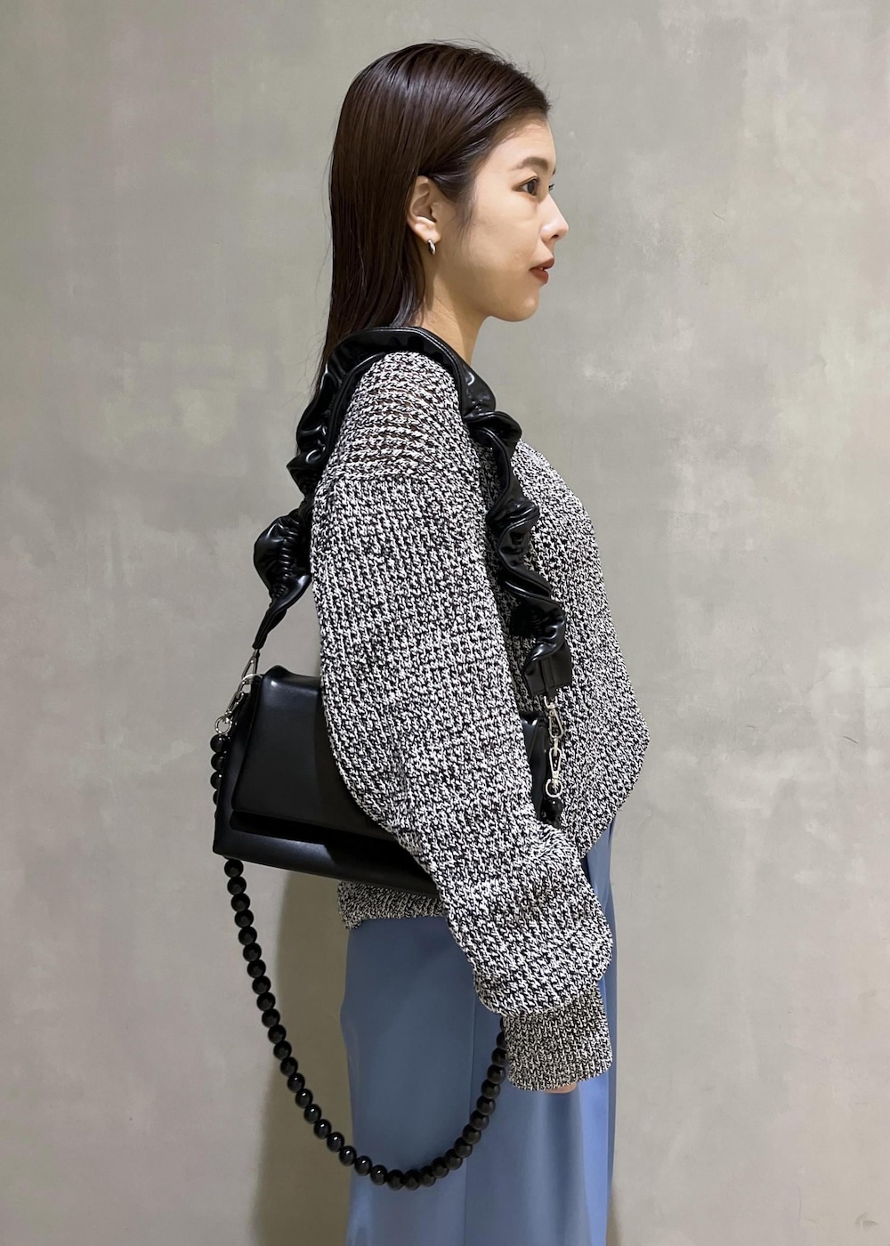 「メッシュ、パンツ、ワイドパンツ、スラックス、ブルー、パンプス、シルバー、バッグ、ショルダーバッグ、AER、WEB限定、WEB限定商品、WEB限定アイテム、アクセサリー、ネックレス」｜「ADAM ET ROPE'の【サステナブル】カスタムショルダーバッグ（ショルダーバッグ、ブラック系）」を使った、adamtanakaさん（レディース・158cm）の冬コーディネートの8枚目の写真
