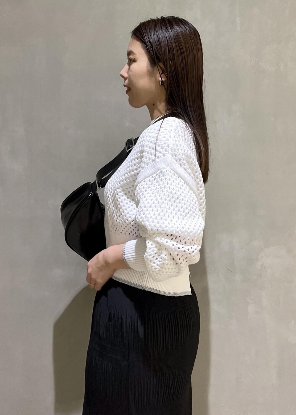 「24ss春の新作、WEB限定、WEB限定商品、WEB限定アイテム、tangtang、タンタン、Tシャツ、モノトーン、メッシュ、ニット、スカート、ロングスカート、スニーカー、LACOSTE、ラコステ」｜「ADAM ET ROPE'の【サステナブル】ムスビショルダーバッグ（ショルダーバッグ、ブラック系）」を使った、adamtanakaさん（レディース・158cm）の春コーディネートの9枚目の写真