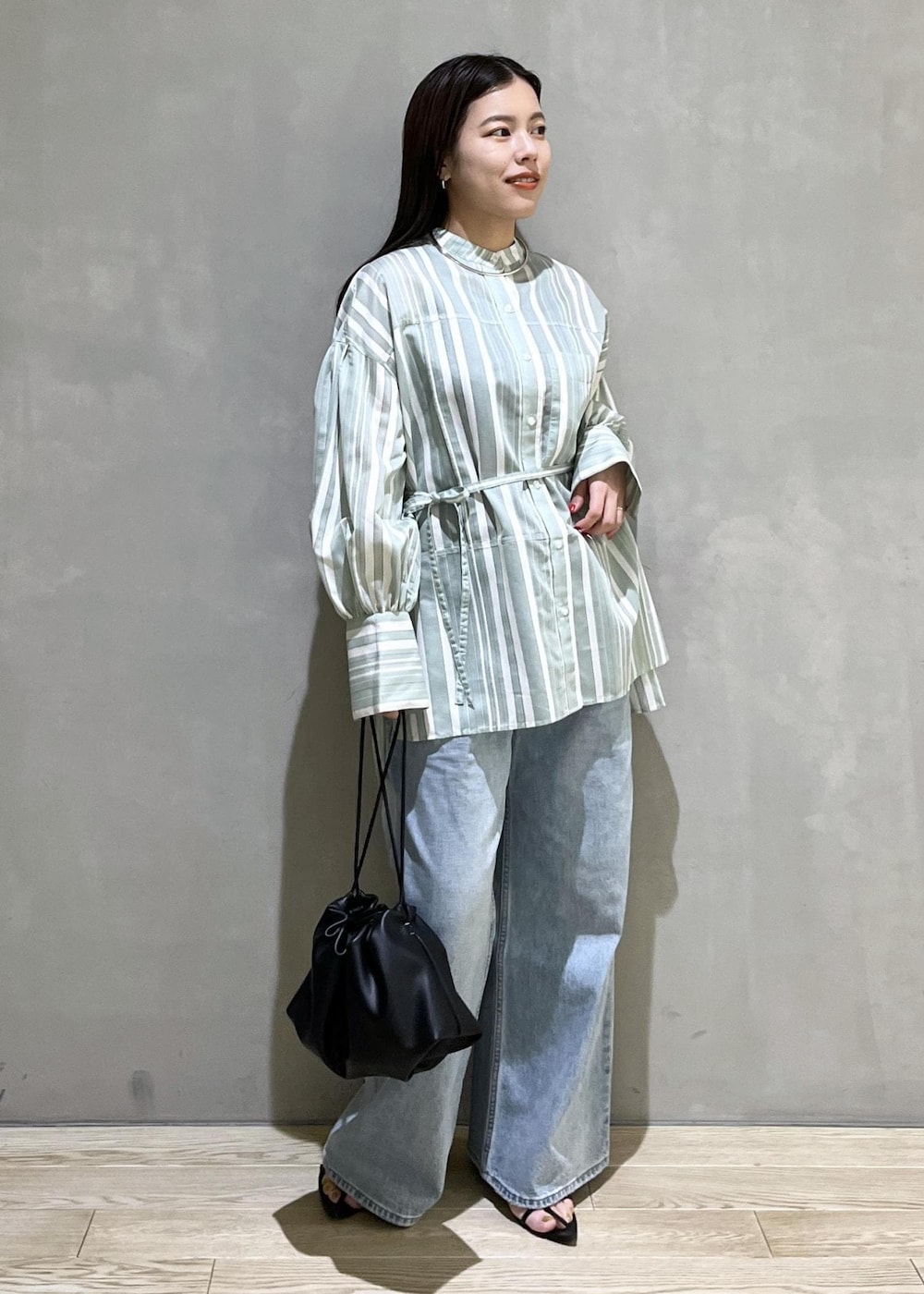 「24ss春の新作、WEB限定、WEB限定商品、WEB限定アイテム、シャツ、チュニックシャツ、デニム、Levis、リーバイス、別注、BIOTOP、サンダル、バッグ、ショルダーバッグ、ストライプ」｜「ADAM ET ROPE'の【サステナブル】ナロークロスストラップサンダル（サンダル、ブラック系）」を使った、adamtanakaさん（レディース・158cm）の春コーディネートの2枚目の写真