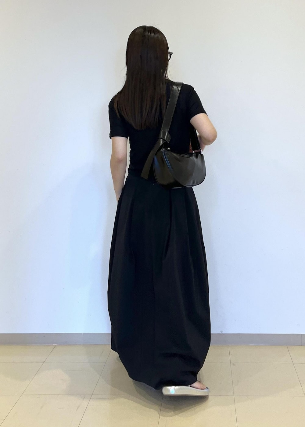「バッグ、ショルダーバッグ、24ss夏の新作、ブラック、ブラックコーデ、ADAM ET ROPÉ、FEMME、SDGs、サステナブル、骨格ストレート、イエベ、カジュアル、大人カジュアル、モード、夏」｜「ADAM ET ROPE'の【サステナブル】ムスビショルダーバッグ（ショルダーバッグ、ブラック系）」を使った、adamtanakaさん（レディース・158cm）の夏コーディネートの5枚目の写真