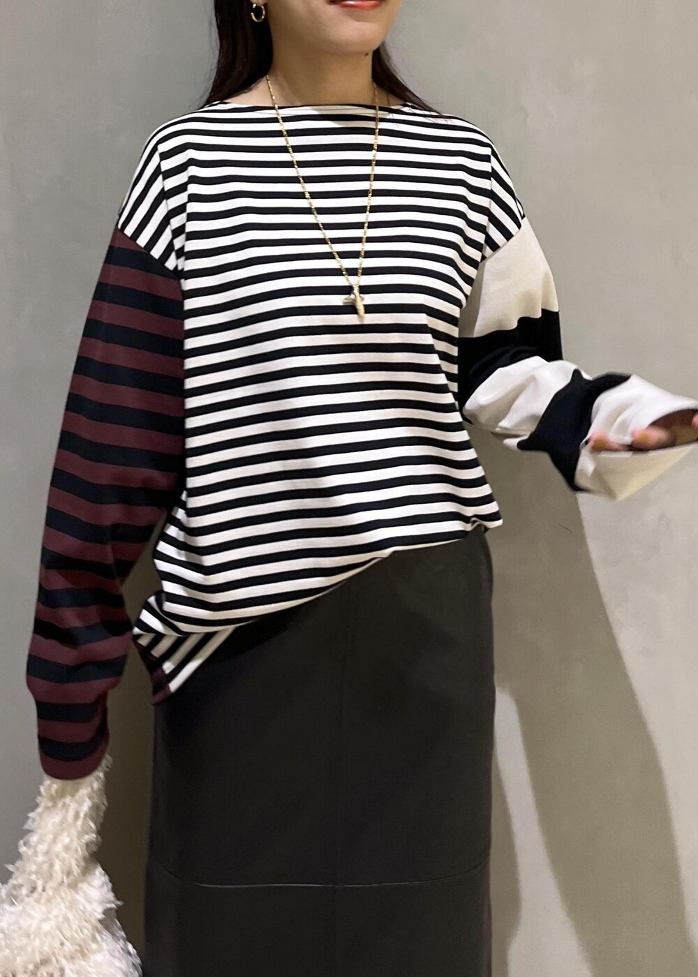 「バッグ、ロングブーツ、フェイクレザー、タイトスカート、別注、g.f.g.s.、ジーエフジーエス、フリンジ、ボーダー、ブーツ、ADAM ET ROPÉ、FEMME、SDGs、サステナブル、骨格ストレート」｜「ADAM ET ROPE'のフェイクレザーロングスカート（スカート、ブラック系）」を使った、adamtanakaさん（レディース・158cm）の秋コーディネートの5枚目の写真