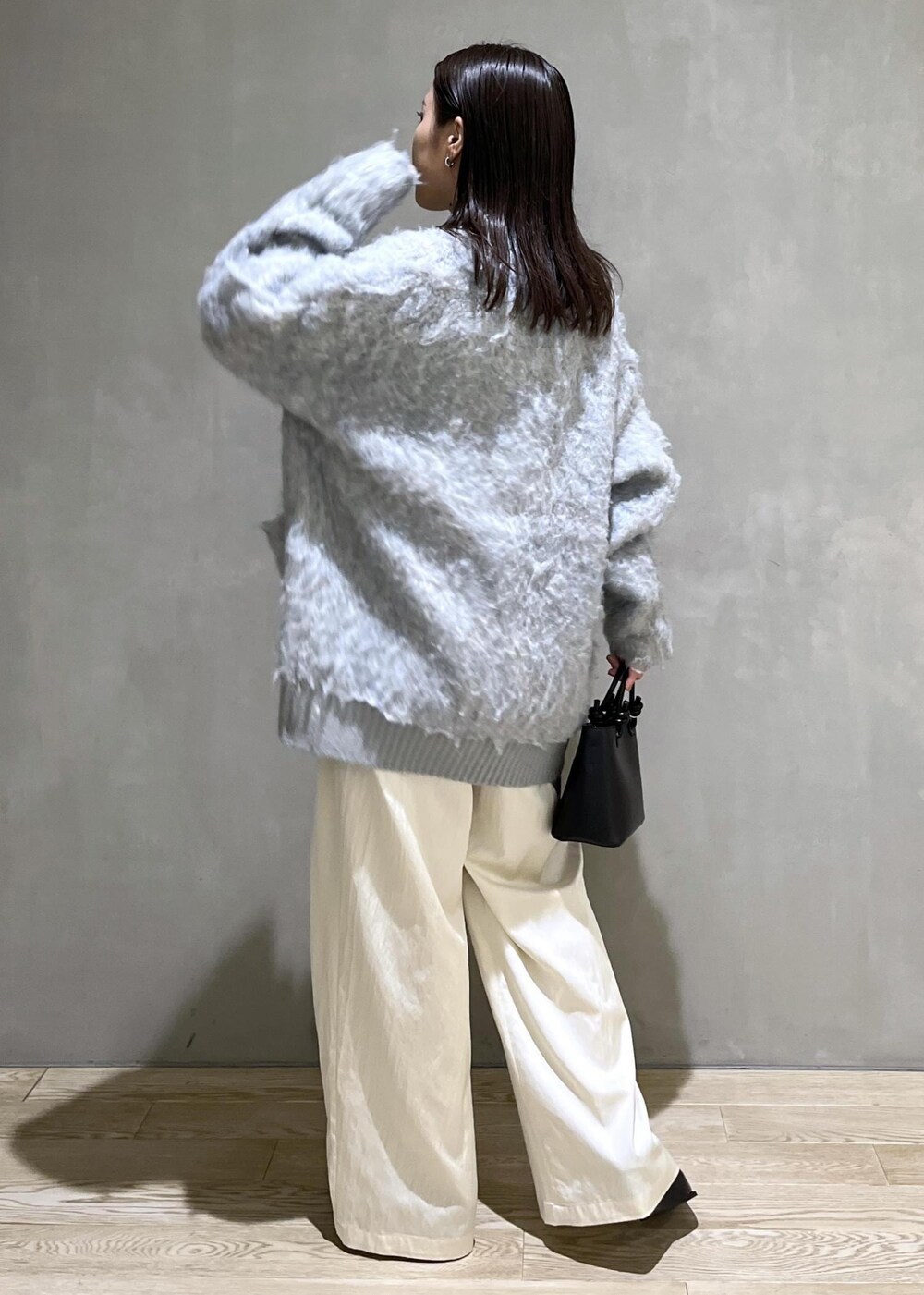 「バッグ、WEB限定、WEB限定商品、WEB限定アイテム、グレー、ADAM ET ROPÉ、FEMME、SDGs、サステナブル、骨格ストレート、イエベ、きれいめカジュアル、大人カジュアル、レイヤード、秋」｜「ADAM ET ROPE'のノットハンドルミニバッグ（ハンドバッグ、ブラック系）」を使った、adamtanakaさん（レディース・158cm）の秋コーディネートの3枚目の写真