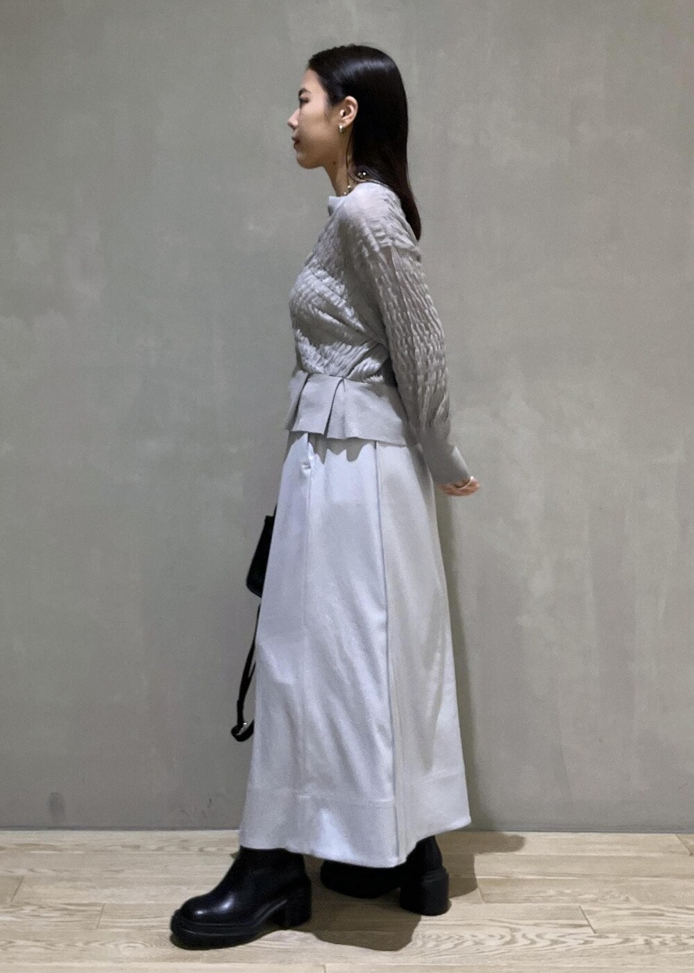 「GANNI、ガニー、WEB限定、WEB限定商品、WEB限定アイテム、シアー、ペプラム、グレー、ニット、ライトグレー、スカート、フレア、フレアスカート、ブーツ、ADAM ET ROPÉ」｜「ADAM ET ROPE'の【晴雨兼用】ウォータープルーフトラックソールロングブーツ（ブーツ、ブラック系）」を使った、adamtanakaさん（レディース・158cm）の夏コーディネートの2枚目の写真