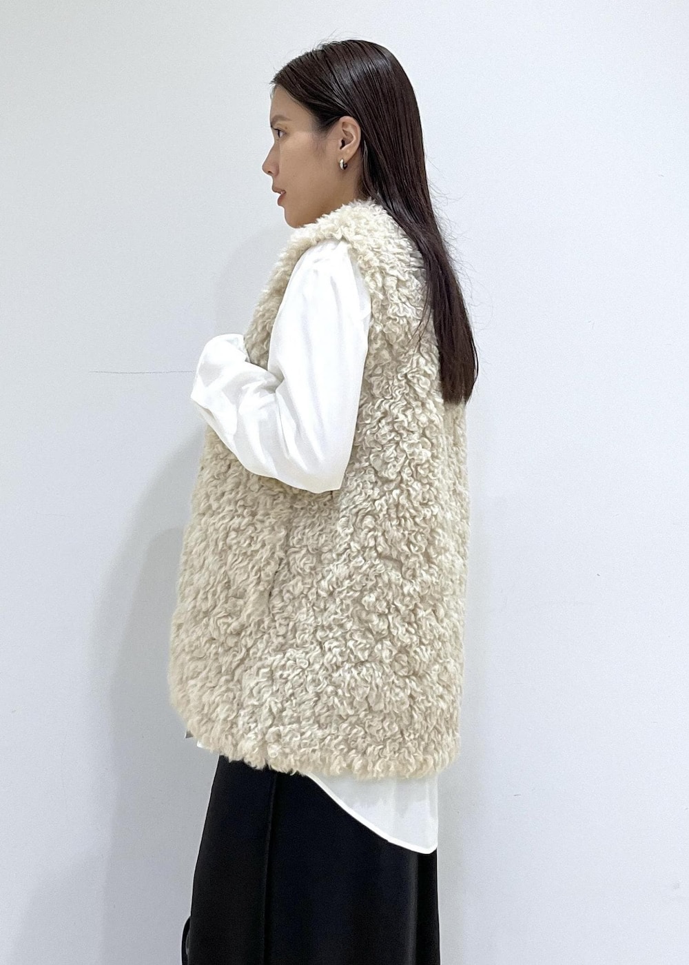 ベージュ系のその他アウター、ブラック系のショルダーバッグ、ブラック系のスニーカーを着用したレディースの秋コーディネートの8枚目の写真