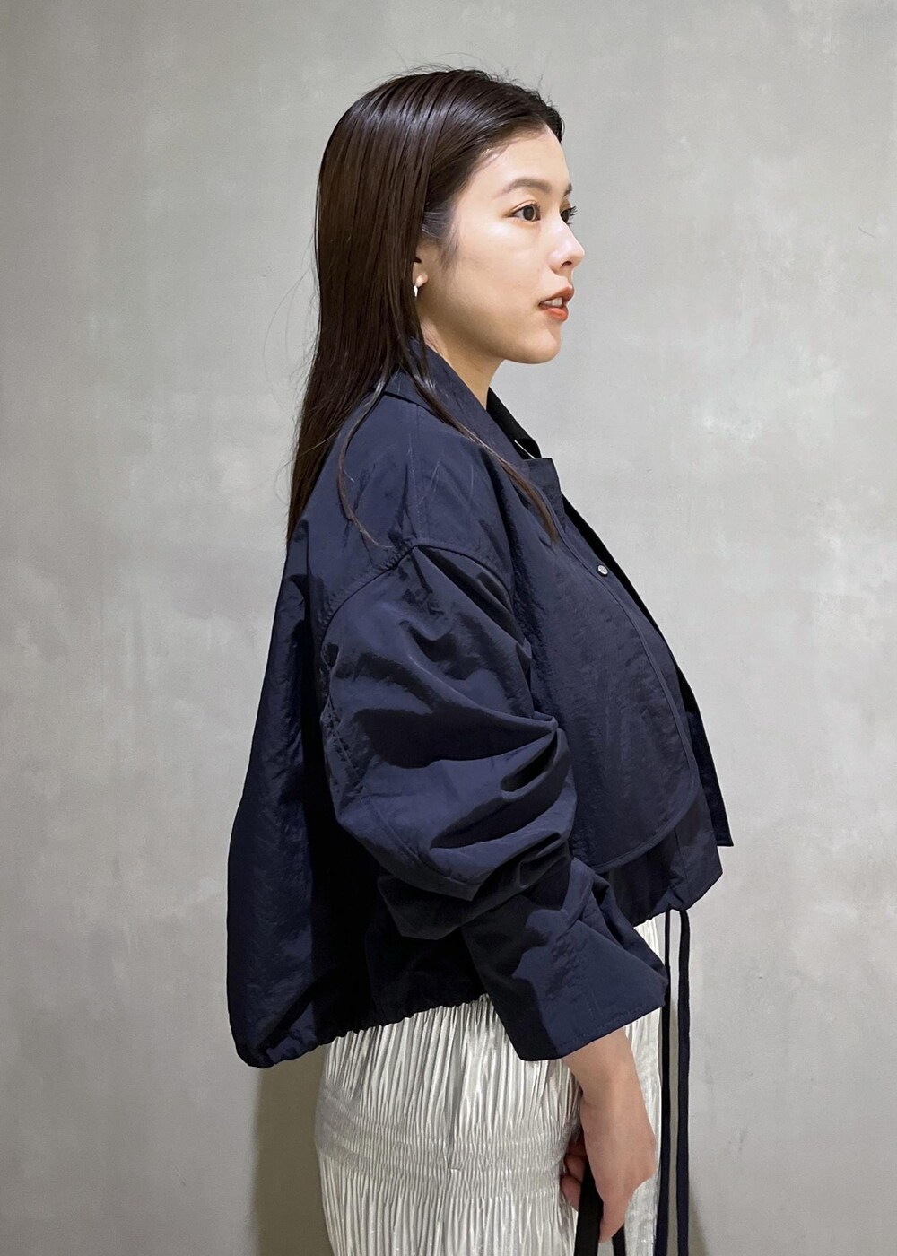 「24ss春の新作、AER、WEB限定、WEB限定商品、WEB限定アイテム、ブルゾン、アウター、ネイビー、Tシャツ、ロゴ、スカート、シルバー、メタリック、ブーツ、サンダル」｜「ADAM ET ROPE'のメタルカーブチョーカー（チョーカー、シルバー系）」を使った、adamtanakaさん（レディース・158cm）の春コーディネートの7枚目の写真