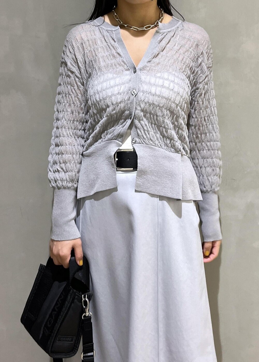 「GANNI、ガニー、WEB限定、WEB限定商品、WEB限定アイテム、シアー、ペプラム、グレー、ニット、ライトグレー、スカート、フレア、フレアスカート、ブーツ、ADAM ET ROPÉ」｜「ADAM ET ROPE'の【晴雨兼用】ウォータープルーフトラックソールロングブーツ（ブーツ、ブラック系）」を使った、adamtanakaさん（レディース・158cm）の夏コーディネートの5枚目の写真