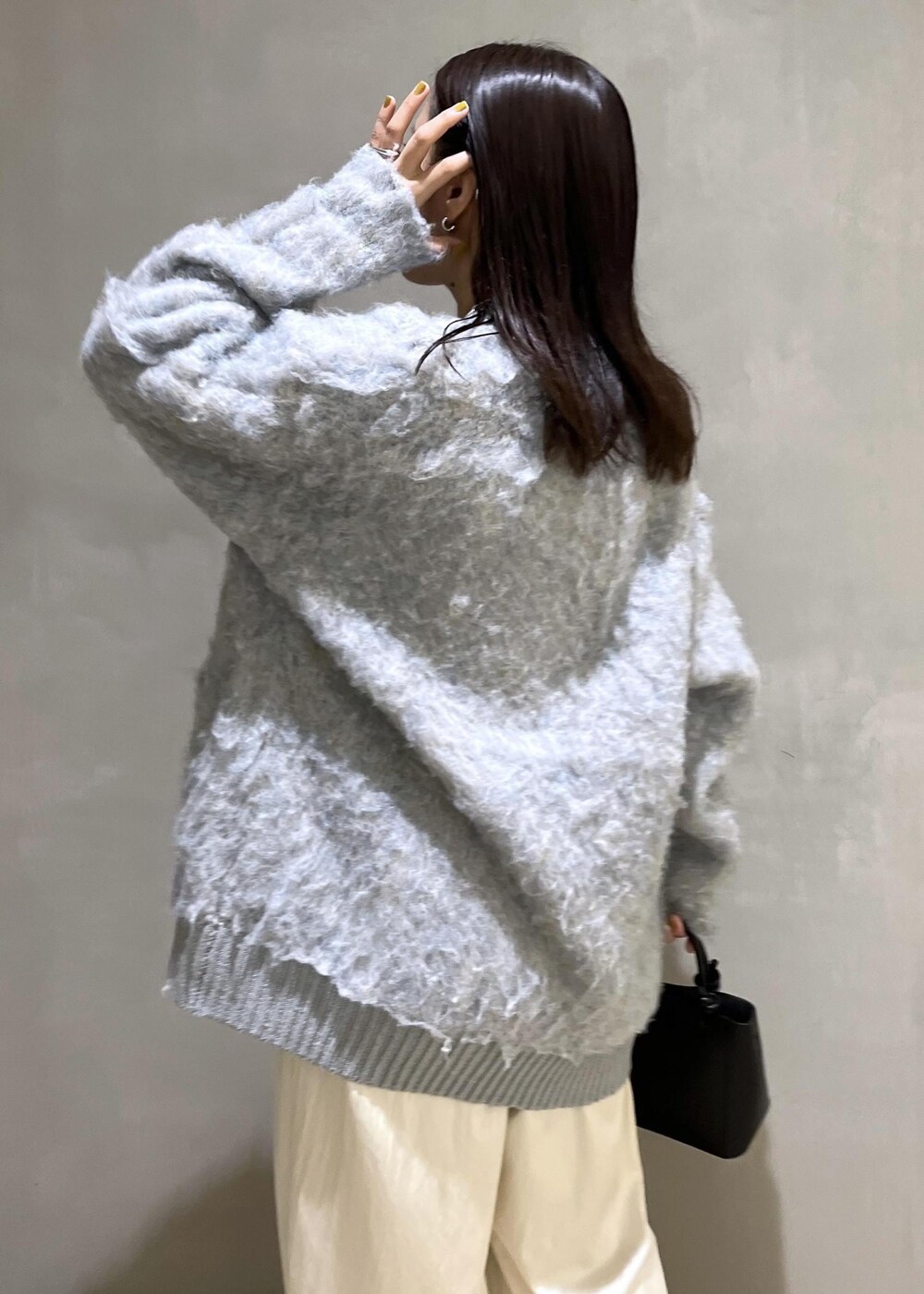 「バッグ、WEB限定、WEB限定商品、WEB限定アイテム、グレー、ADAM ET ROPÉ、FEMME、SDGs、サステナブル、骨格ストレート、イエベ、きれいめカジュアル、大人カジュアル、レイヤード、秋」｜「ADAM ET ROPE'のノットハンドルミニバッグ（ハンドバッグ、ブラック系）」を使った、adamtanakaさん（レディース・158cm）の秋コーディネートの6枚目の写真