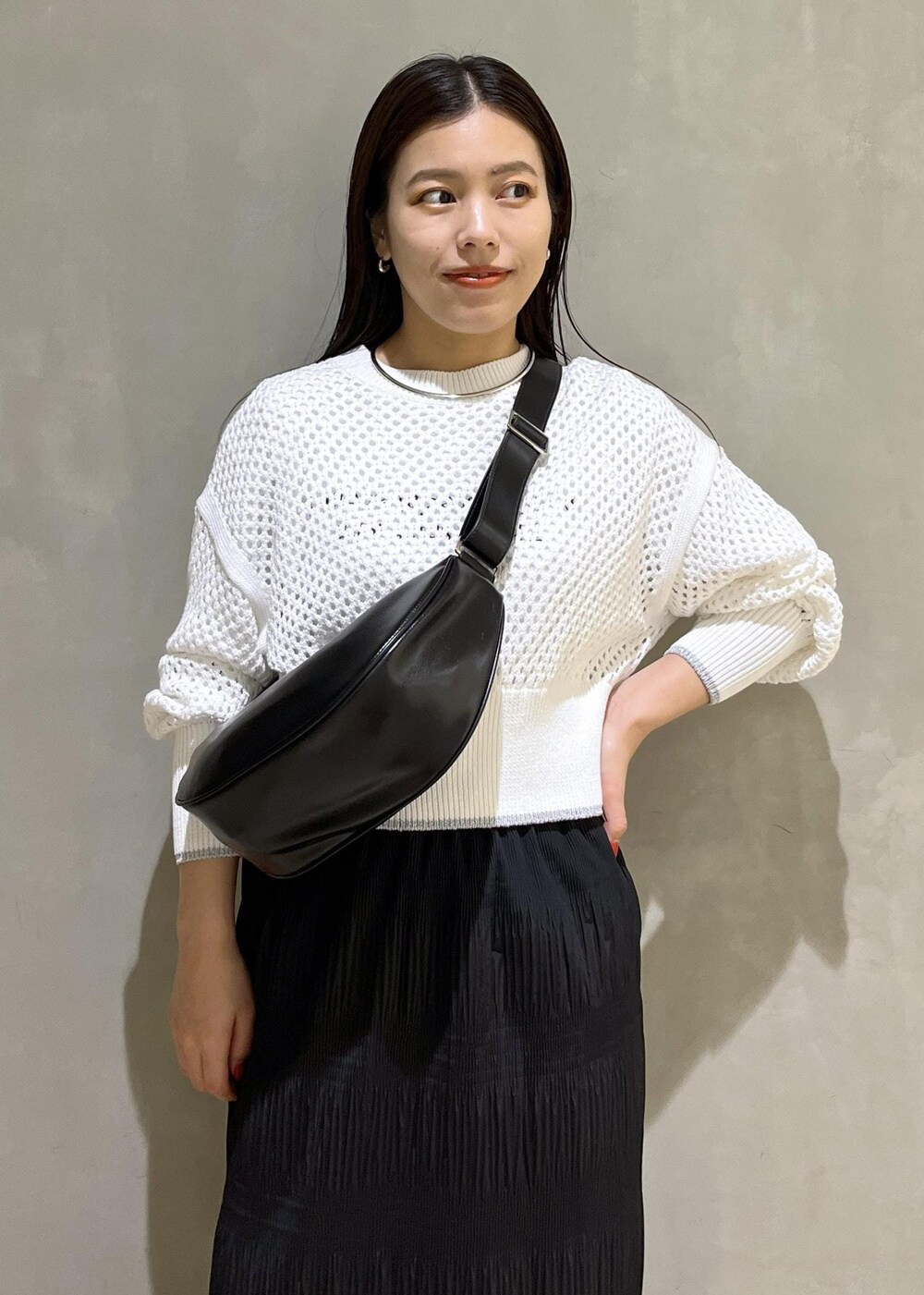 「24ss春の新作、WEB限定、WEB限定商品、WEB限定アイテム、tangtang、タンタン、Tシャツ、モノトーン、メッシュ、ニット、スカート、ロングスカート、スニーカー、LACOSTE、ラコステ」｜「ADAM ET ROPE'の【サステナブル】ムスビショルダーバッグ（ショルダーバッグ、ブラック系）」を使った、adamtanakaさん（レディース・158cm）の春コーディネートの6枚目の写真