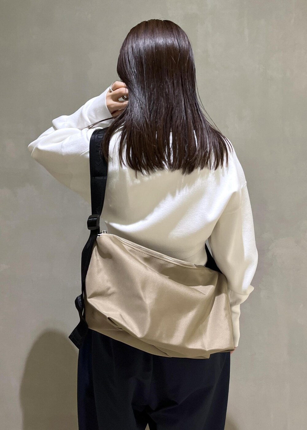「ナイロンパンツ、バッグ、チョーカー、LACOSTE、ラコステ、PARROTTCANVAS、パロットキャンバス、ホワイト、ニット、パンツ、ネイビー、スニーカー、ADAM ET ROPÉ、FEMME、SDGs」｜「ADAM ET ROPE'のメタルカーブチョーカー（チョーカー、ゴールド系）」を使った、adamtanakaさん（レディース・158cm）の冬コーディネートの7枚目の写真