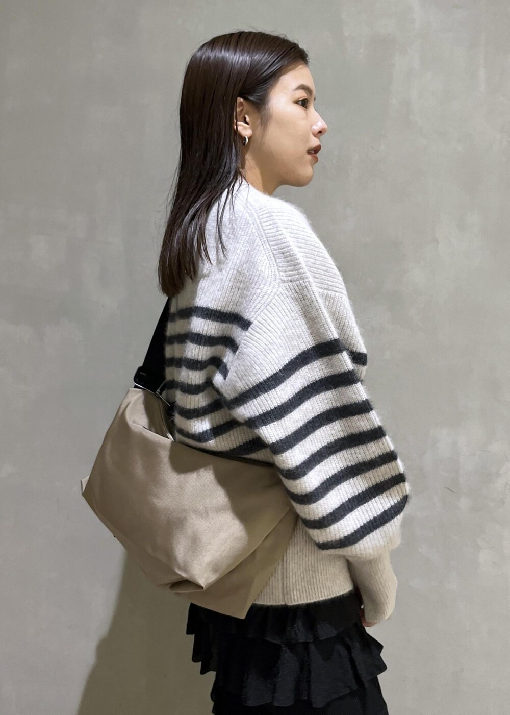 「バッグ、proenzaschouler、プロエンザスクーラー、ふわふわニット、WEB限定、WEB限定商品、WEB限定アイテム、SNaPMeAward23w、ニット、ボーダー、スカート、ローファー、ADAM ET ROPÉ、FEMME、SDGs」｜「ADAM ET ROPE'の【WEB限定】FOXWOOLミックス畦ニットプルオーバー（ニット/セーター、グレー系）」を使った、adamtanakaさん（レディース・158cm）の冬コーディネートの7枚目の写真
