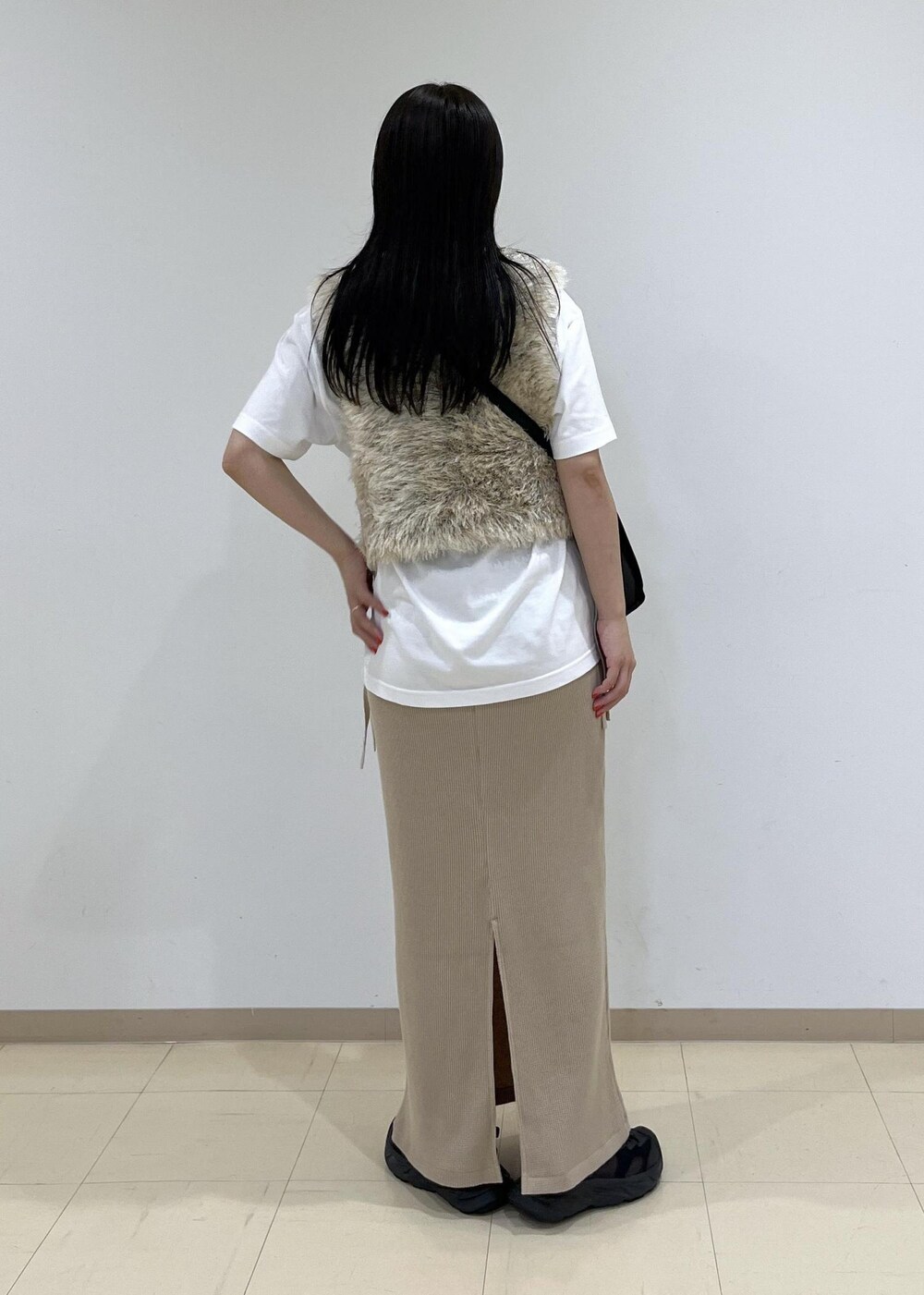 「ニット、フワフワ、ブラック、ロゴ、Tシャツ、半袖、夏コーデ、初秋コーデ、お出かけコーデ、大人カジュアル、レイヤード、スカートスタイル、ワントーンコーデ、カジュアルコーデ、ADAM ET ROPÉ」｜「MILLERの【Miller for ADAM ET ROPE'】別注WAFFLE SKIRT（スカート、ベージュ系）」を使った、adamtanakaさん（レディース・158cm）の夏コーディネートの4枚目の写真