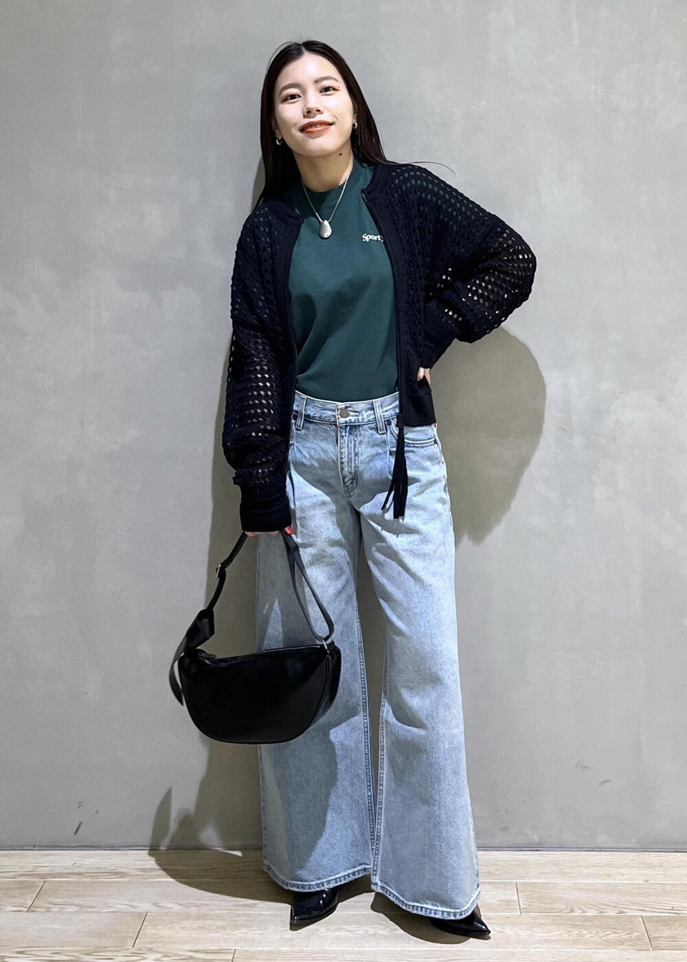 「WEB限定、WEB限定商品、WEB限定アイテム、Sporty&rich、スポーティーアンドリッチ、Levis、リーバイス、BIOTOP、別注、メッシュ、ロゴ、バギーデニム、バッグ、ボディバッグ、24ss春の新作」｜「ADAM ET ROPE'のフォルムウェッジパンプス（パンプス、ブラック系）」を使った、adamtanakaさん（レディース・158cm）の春コーディネートの2枚目の写真