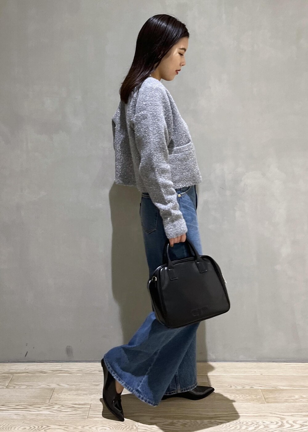 「ボストンバッグ、バッグ、ベルト、ラメ、シルバー、tangtang、タンタン、WEB限定、WEB限定商品、WEB限定アイテム、ブラック、ハンドバッグ、ホワイト、長袖、Tシャツ」|「TANGTANGの【TANG TANG】INSIDEOUT Tee(Tシャツ/カットソー、ホワイト系)」を使った、adamtanakaさん(レディース・158cm)の秋コーディネートの5枚目の写真