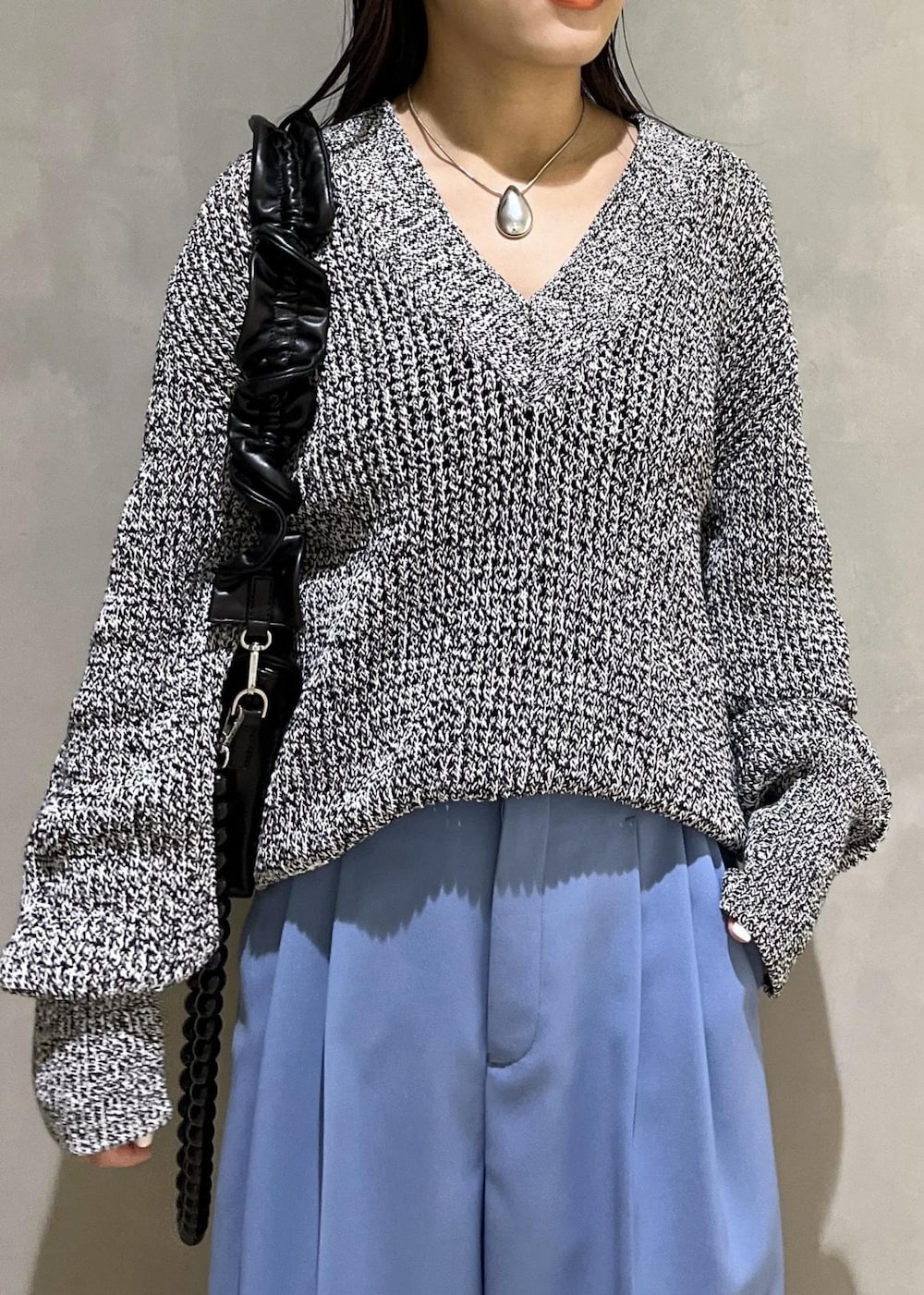 「メッシュ、パンツ、ワイドパンツ、スラックス、ブルー、パンプス、シルバー、バッグ、ショルダーバッグ、AER、WEB限定、WEB限定商品、WEB限定アイテム、アクセサリー、ネックレス」｜「ADAM ET ROPE'の【サステナブル】カスタムショルダーバッグ（ショルダーバッグ、ブラック系）」を使った、adamtanakaさん（レディース・158cm）の冬コーディネートの7枚目の写真