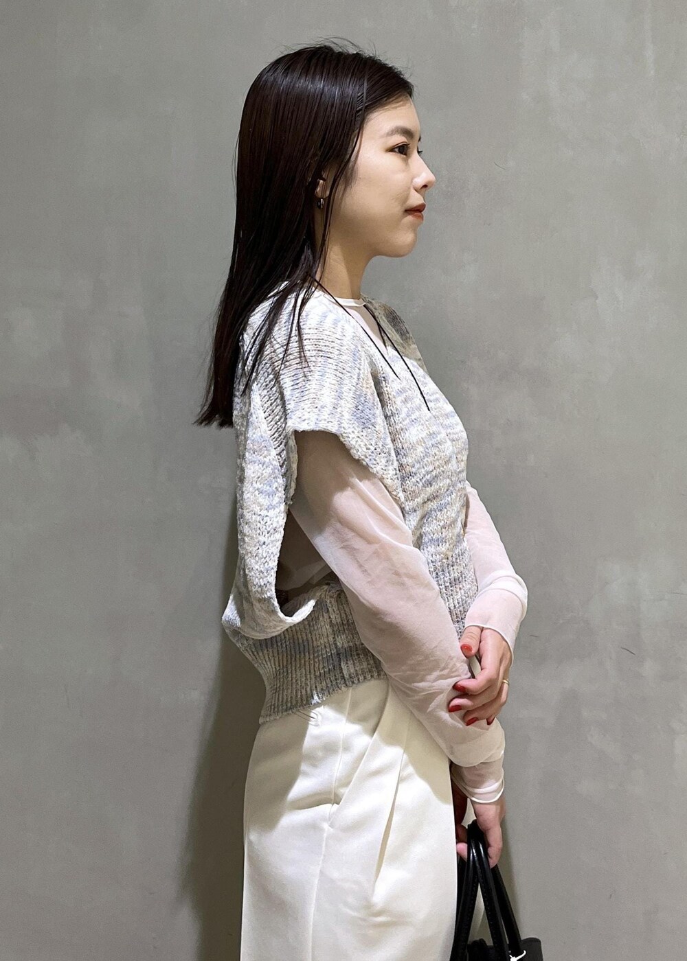 ホワイト系のローファー、ブラック系のトートバッグ、ホワイト系のスカートを着用したレディースの春コーディネートの7枚目の写真