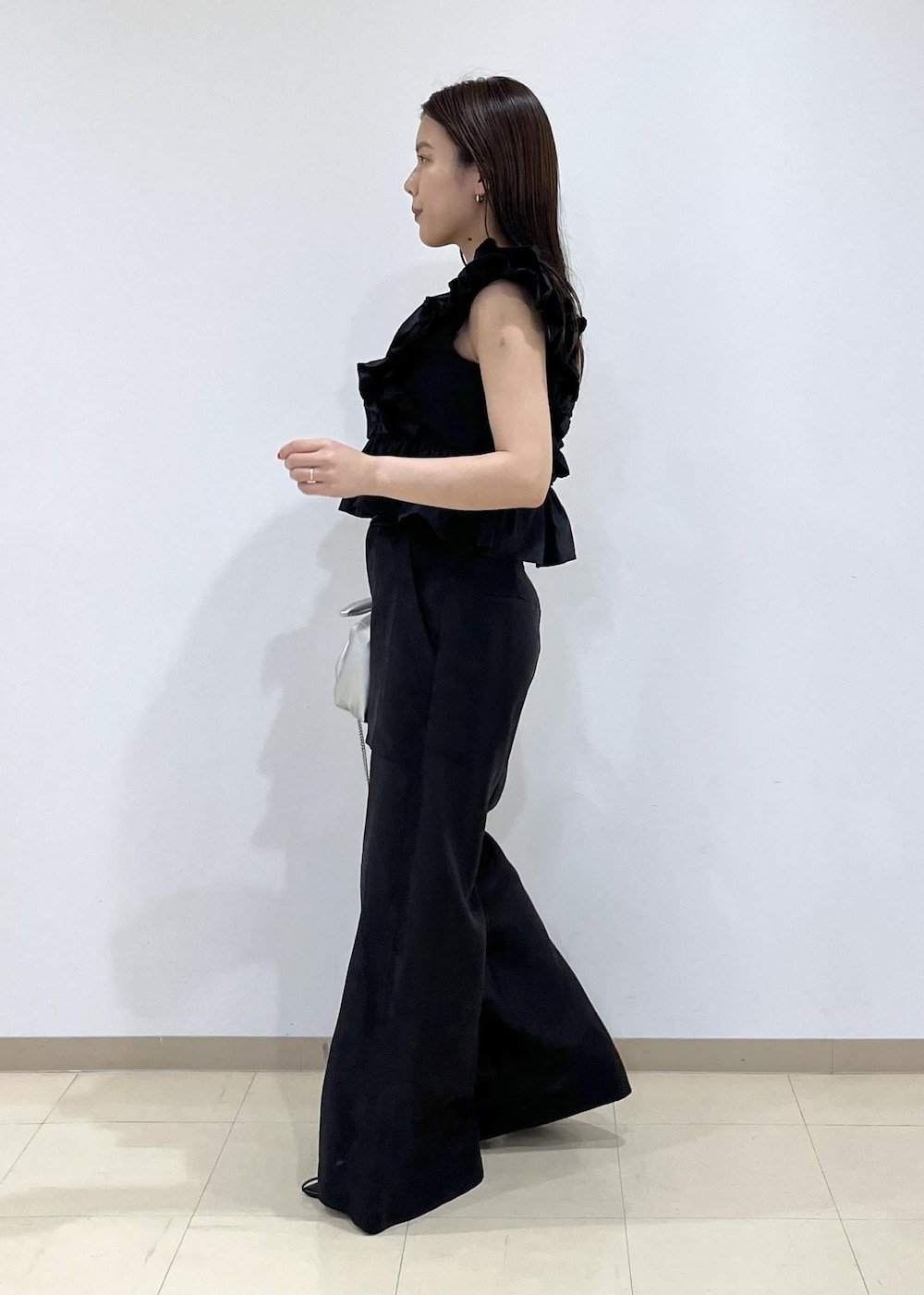 「シアー、フリル、バッグ、ショルダーバッグ、サンダル、ブラック、ブラックコーデ、ADAM ET ROPÉ、FEMME、SDGs、サステナブル、骨格ストレート、イエベ、フェミニン、モード」｜「ADAM ET ROPE'の【サステナブル】ナロークロスストラップサンダル（サンダル、ブラック系）」を使った、adamtanakaさん（レディース・158cm）の夏コーディネートの3枚目の写真